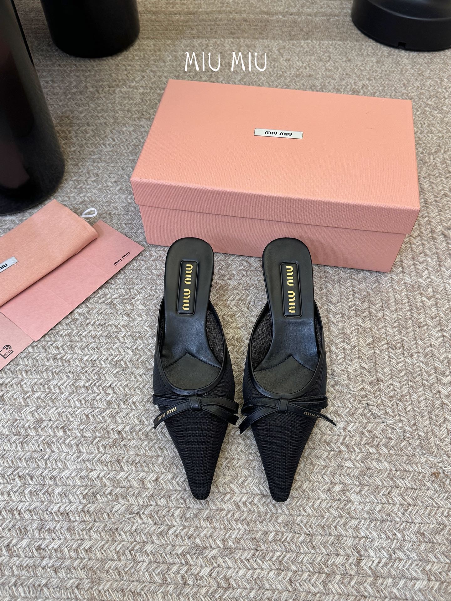 miu mi* 缪缪 春夏新款 尖头高跟鞋走秀网红爆款上脚非常完美 穿搭配 此鞋 优雅大方 时尚 高跟很