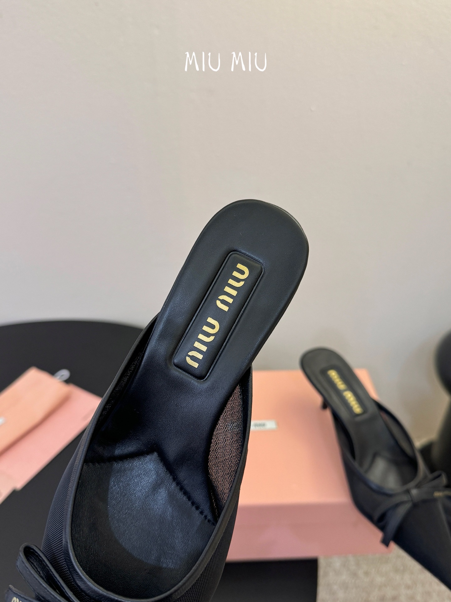 miu mi* 缪缪 春夏新款 尖头高跟鞋走秀网红爆款上脚非常完美 穿搭配 此鞋 优雅大方 时尚 高跟很