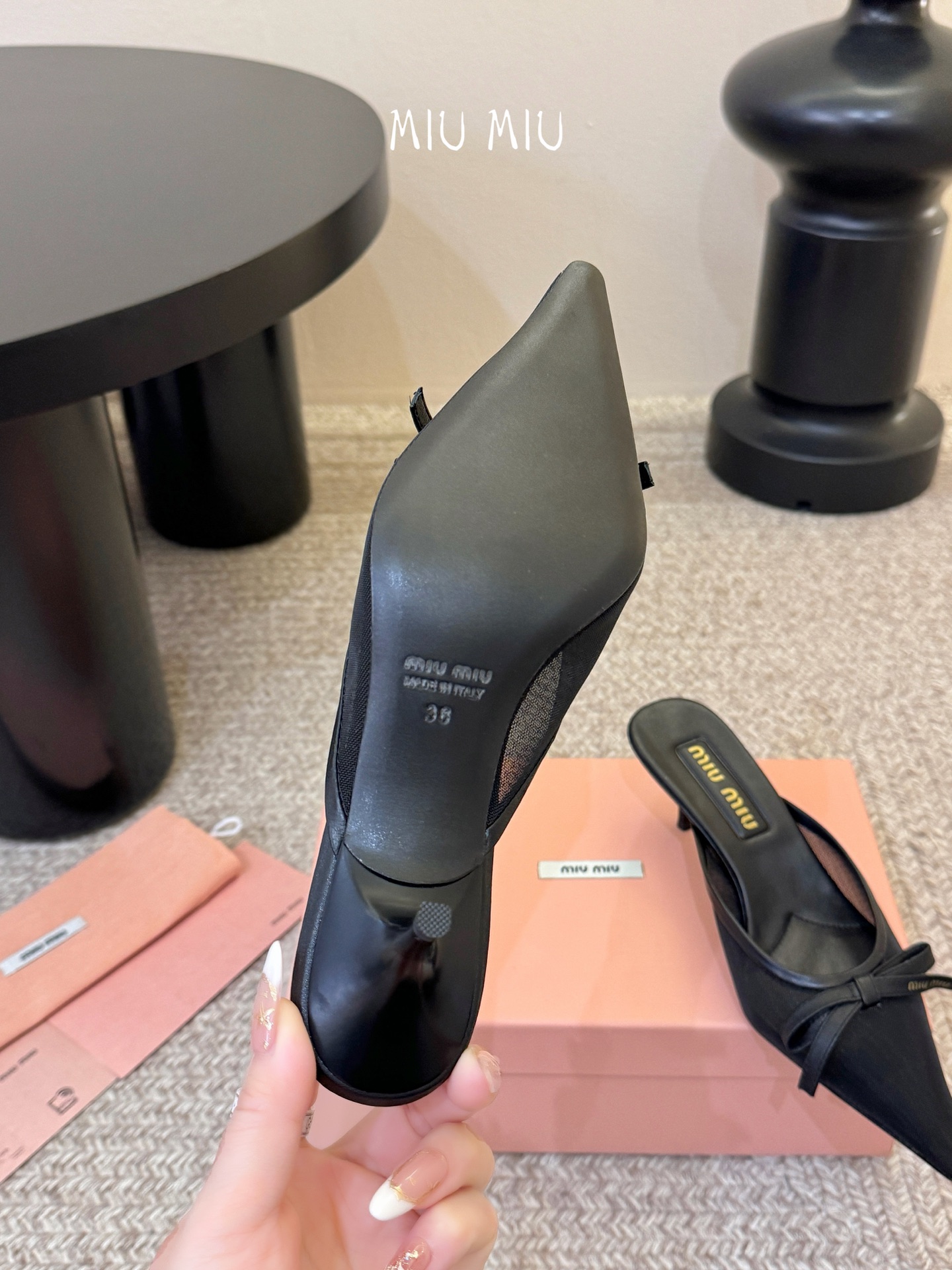 miu mi* 缪缪 春夏新款 尖头高跟鞋走秀网红爆款上脚非常完美 穿搭配 此鞋 优雅大方 时尚 高跟很