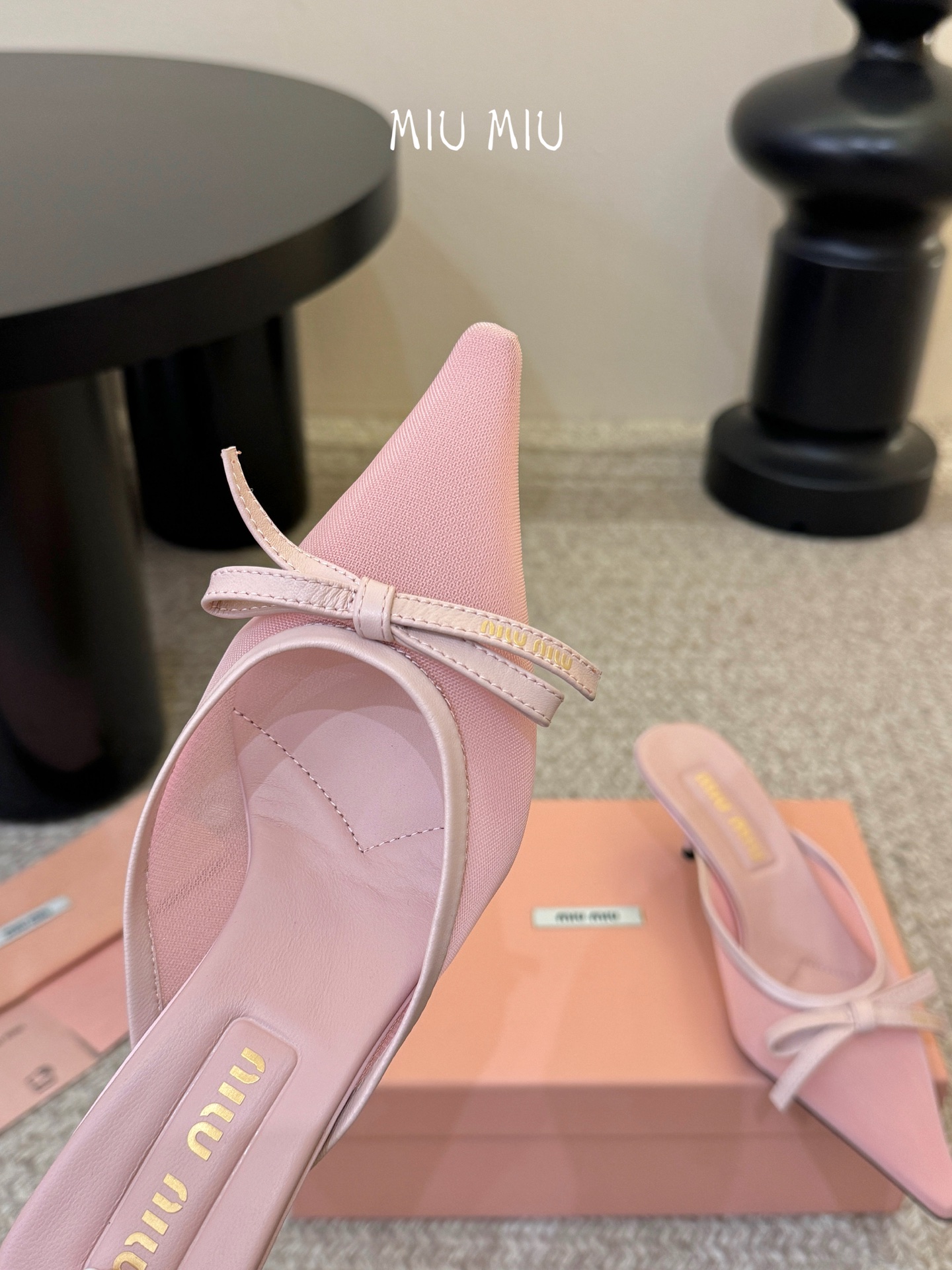 miu mi* 缪缪 春夏新款 尖头高跟鞋走秀网红爆款上脚非常完美 穿搭配 此鞋 优雅大方 时尚 高跟很