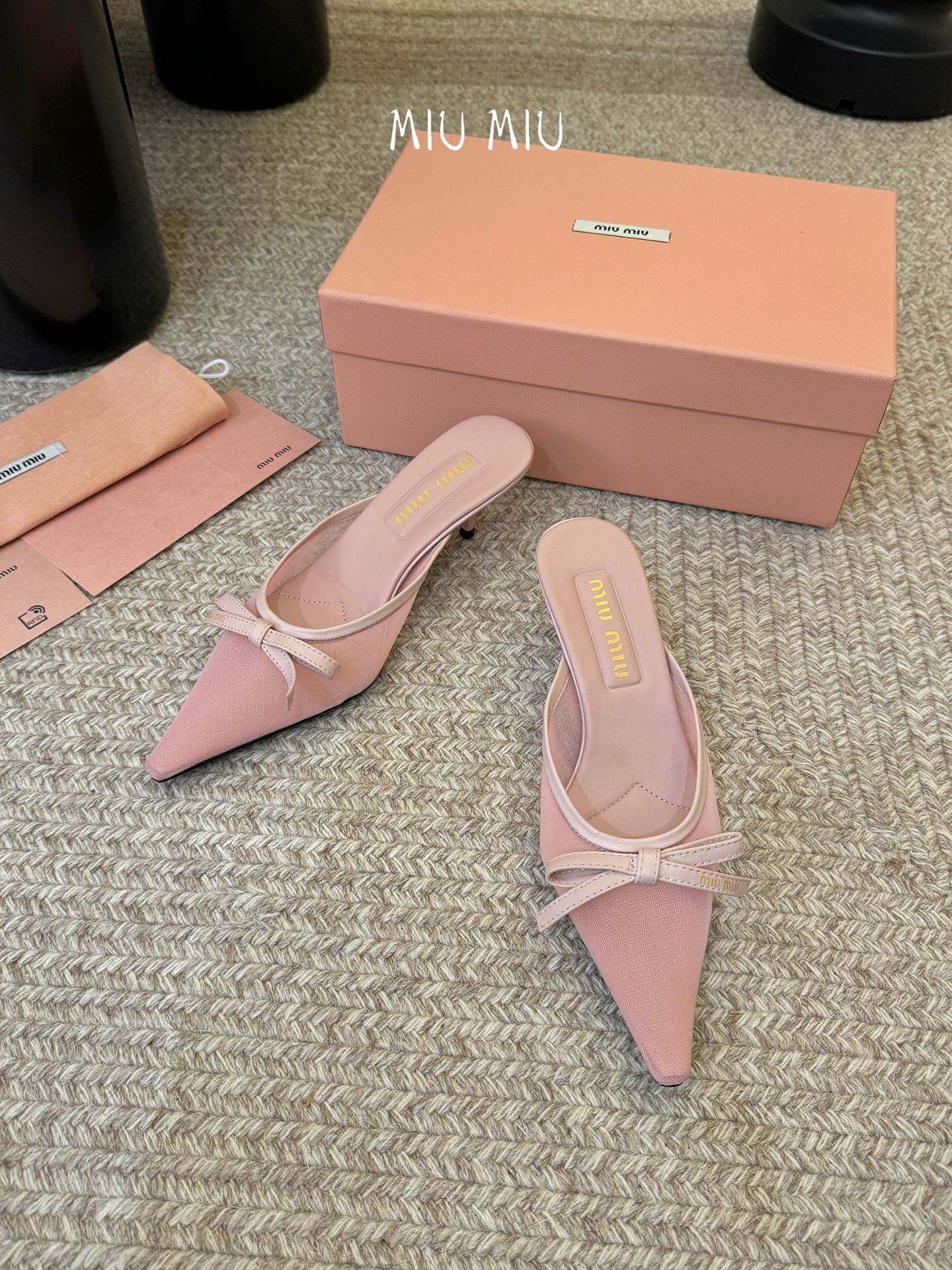 miu mi* 缪缪 春夏新款 尖头高跟鞋走秀网红爆款上脚非常完美 穿搭配 此鞋 优雅大方 时尚 高跟很