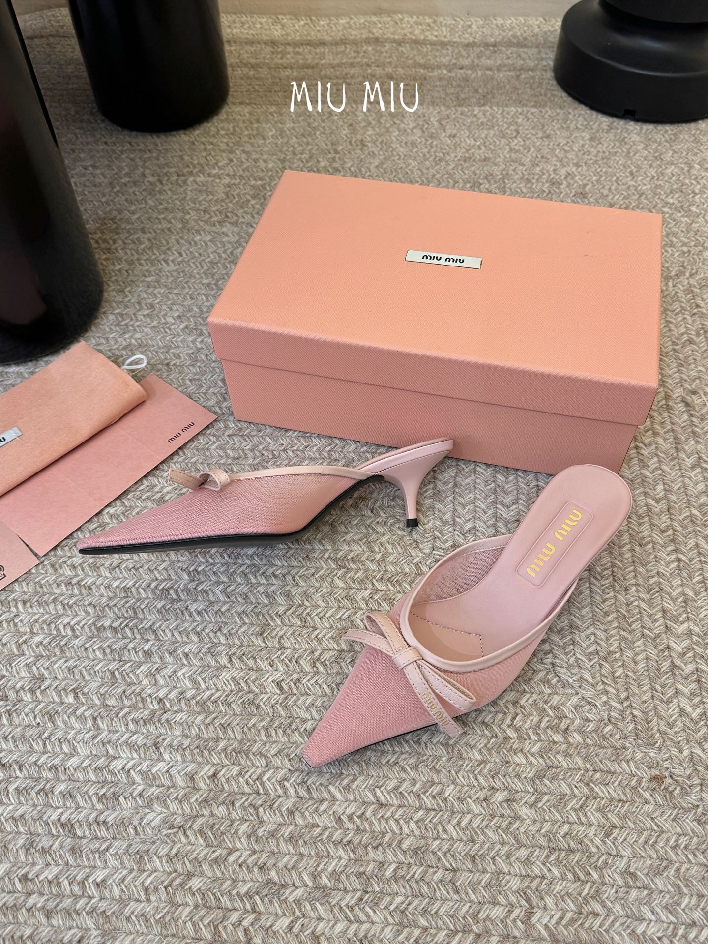 miu mi* 缪缪 春夏新款 尖头高跟鞋走秀网红爆款上脚非常完美 穿搭配 此鞋 优雅大方 时尚 高跟很