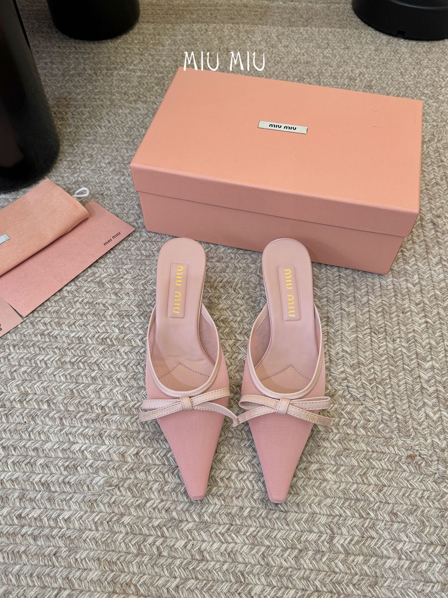 miu mi* 缪缪 春夏新款 尖头高跟鞋走秀网红爆款上脚非常完美 穿搭配 此鞋 优雅大方 时尚 高跟很