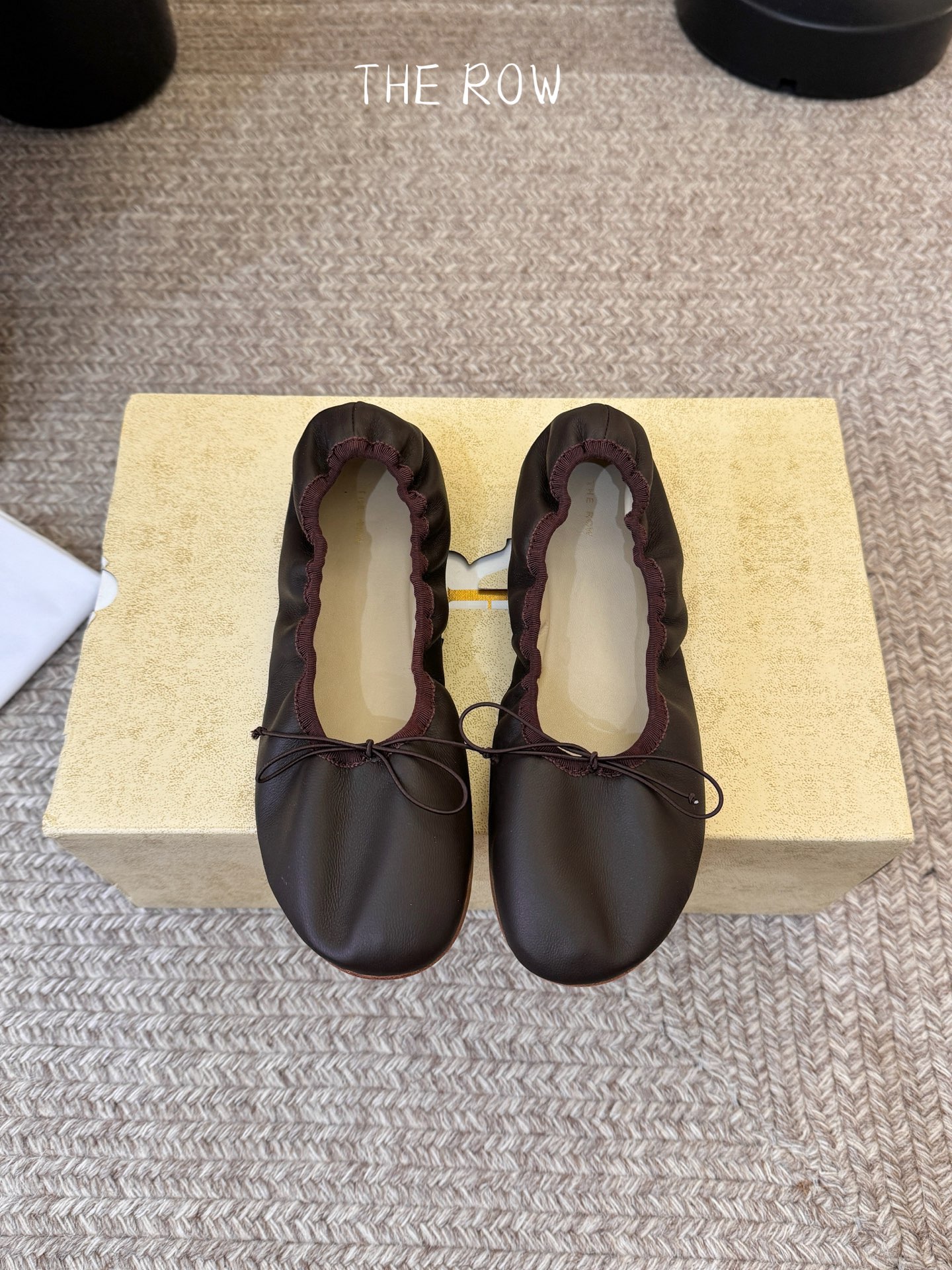 NO:748003,the row26 spring and summer new elastic ballet dance shoes, flat single shoes, granny shoes!  It is said that these are the most beautiful ballet granny shoes of the year, with French elegance, high-end and fashionable, salty or sweet, artistic and elegant!  A piece that can be worn in all seasons, minimalist bow design, easy to wear and good-looking, Feng Mo's global classic, soft and delicate sheepskin fabric makes this ballet immediately unique and very textured. The upper is made of imported velvet/lamb leather, the lining is soft sheepskin, and the original leather outsole imported from Italy Size number: 35-40 (40 is custom-made and cannot be returned or exchanged), ballet shoes, sheepskin, Leather soles19860909the row26春夏新款松紧芭蕾舞跳舞鞋平底单鞋奶奶鞋！ 据说这是本年度最美丽的芭蕾舞 奶奶鞋,法式优雅气质在线、高级又时髦,可盐可甜,文艺又气质！ 四季可穿的单品,极简蝴蝶结设计,好穿又好看,风魔全球经典著作,柔软细腻羊皮面料让这款芭蕾舞 立马变得与众不同,非常的有质感. 鞋面采用进口天鹅绒/小绵羊皮 内里垫脚柔软羊皮 意大利进口原色真皮大底 码数:35-40(40定做不退换）,芭蕾舞鞋,sheepskin,Leather soles,Women's Shoes