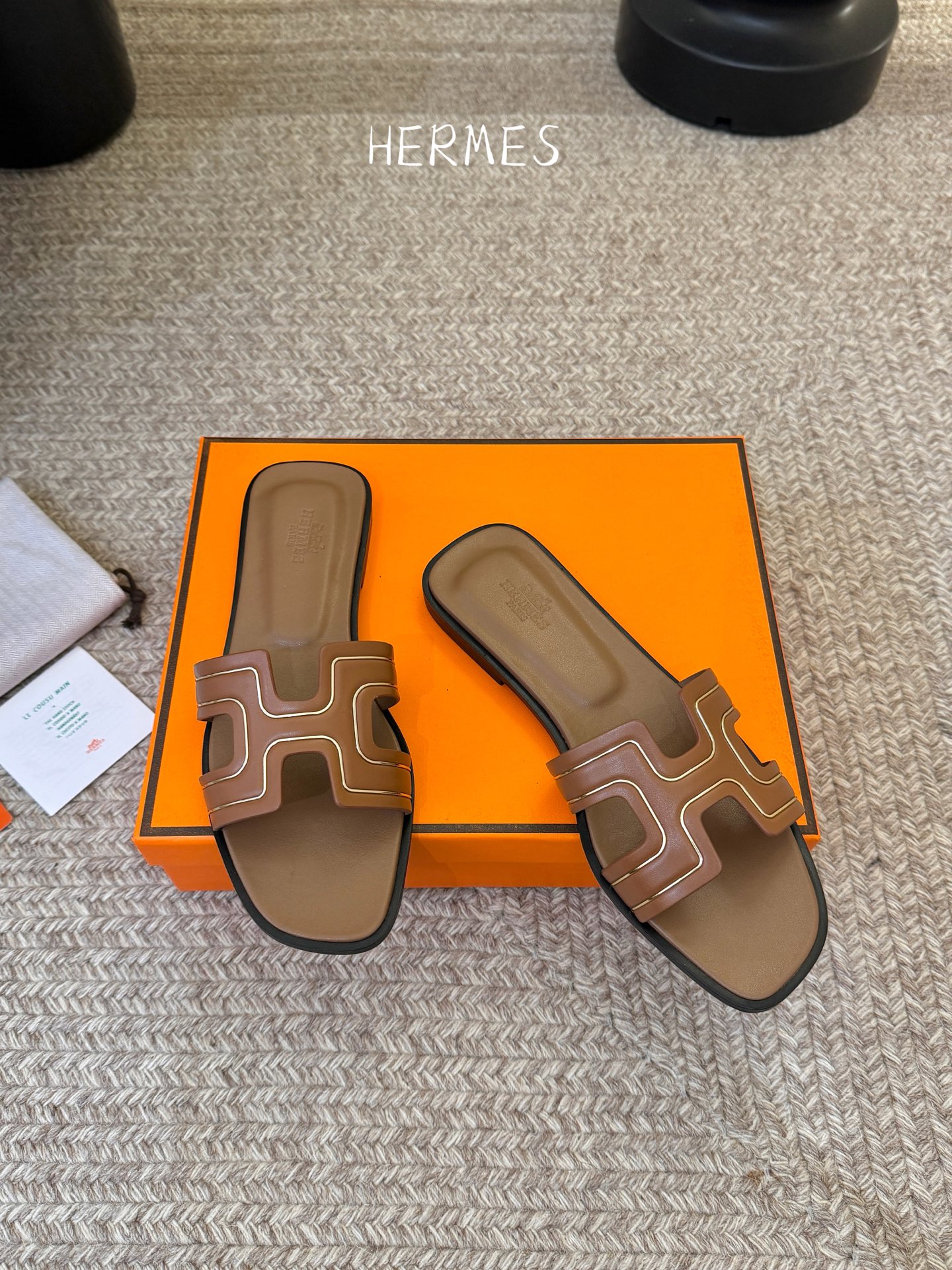 ❥SNGG简介｜简约H拖H拖在人潮中脱颖而出，是一件很好搭配的时髦单品，黑色的沉稳气质轻松百搭，加上经典