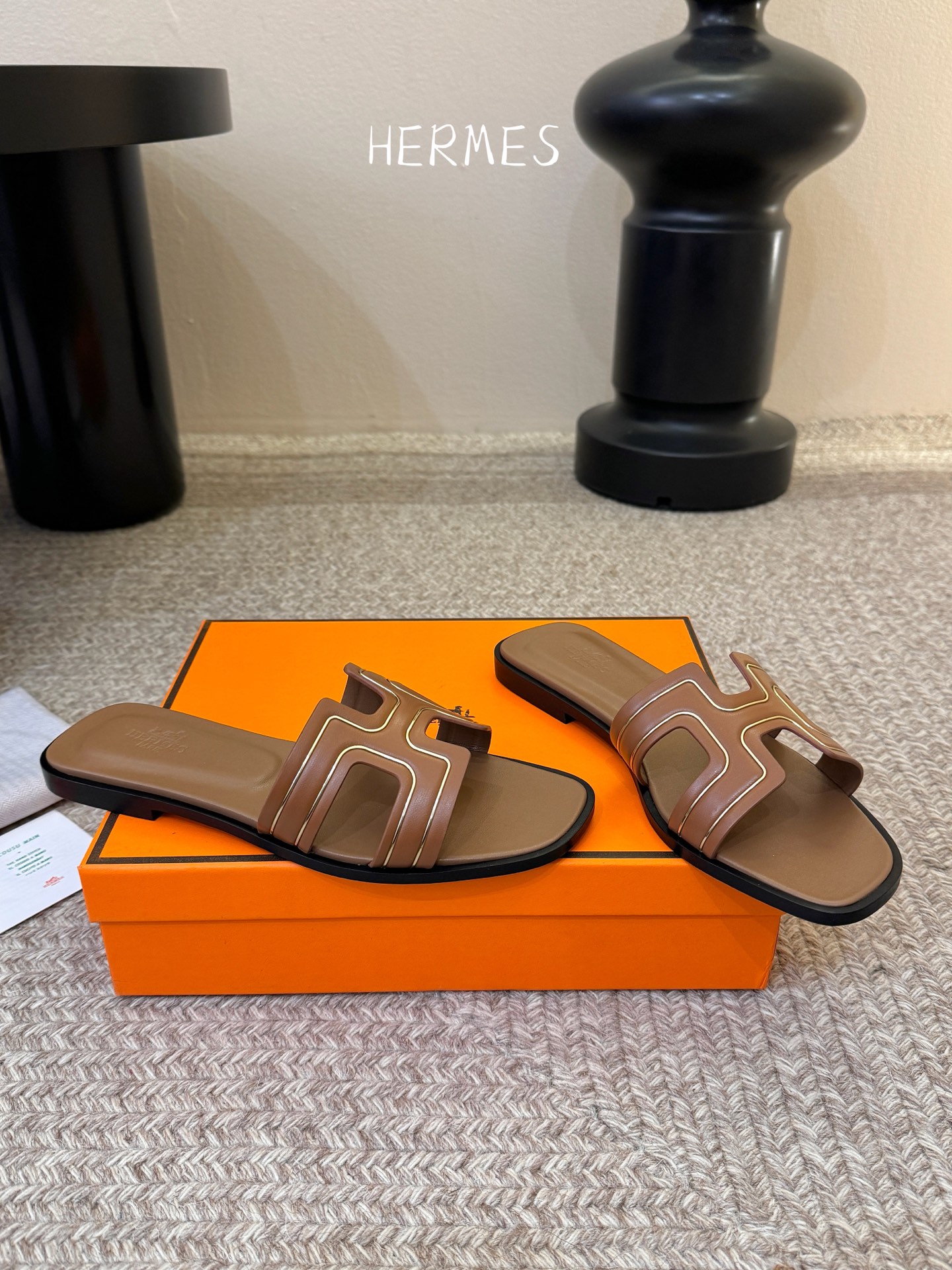 ❥SNGG简介｜简约H拖H拖在人潮中脱颖而出，是一件很好搭配的时髦单品，黑色的沉稳气质轻松百搭，加上经典