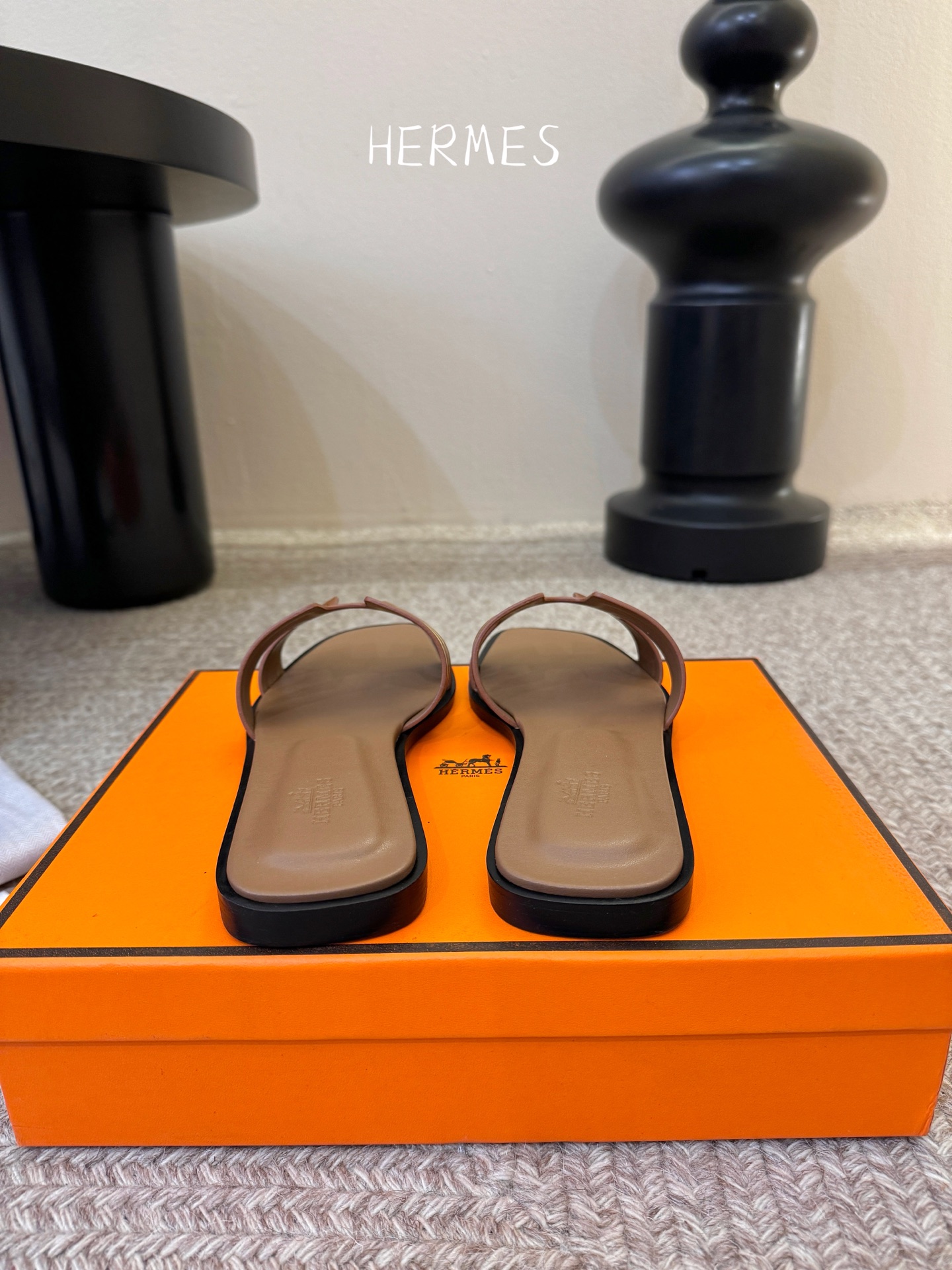 ❥SNGG简介｜简约H拖H拖在人潮中脱颖而出，是一件很好搭配的时髦单品，黑色的沉稳气质轻松百搭，加上经典