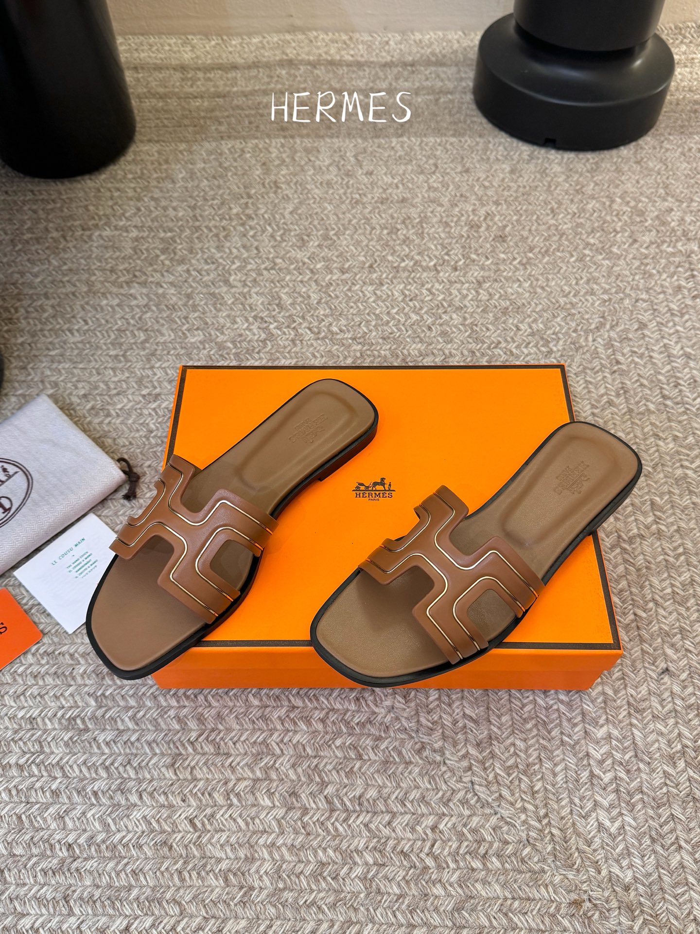 ❥SNGG简介｜简约H拖H拖在人潮中脱颖而出，是一件很好搭配的时髦单品，黑色的沉稳气质轻松百搭，加上经典