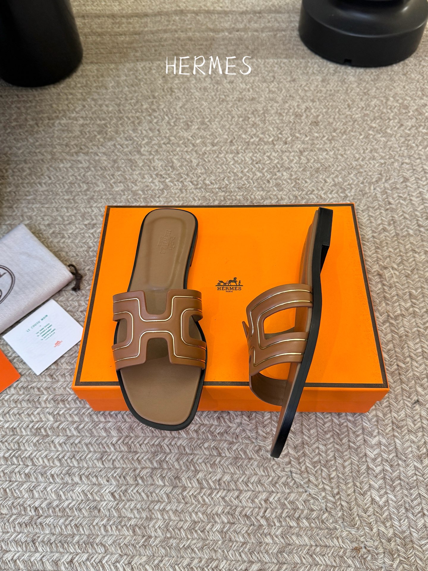 ❥SNGG简介｜简约H拖H拖在人潮中脱颖而出，是一件很好搭配的时髦单品，黑色的沉稳气质轻松百搭，加上经典