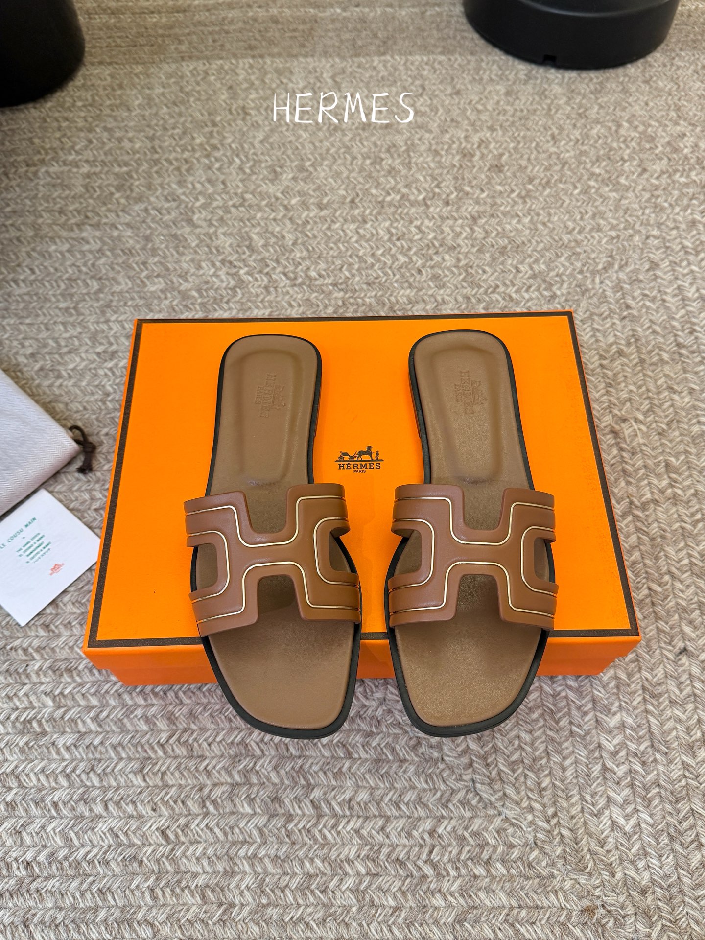 ❥SNGG简介｜简约H拖H拖在人潮中脱颖而出，是一件很好搭配的时髦单品，黑色的沉稳气质轻松百搭，加上经典