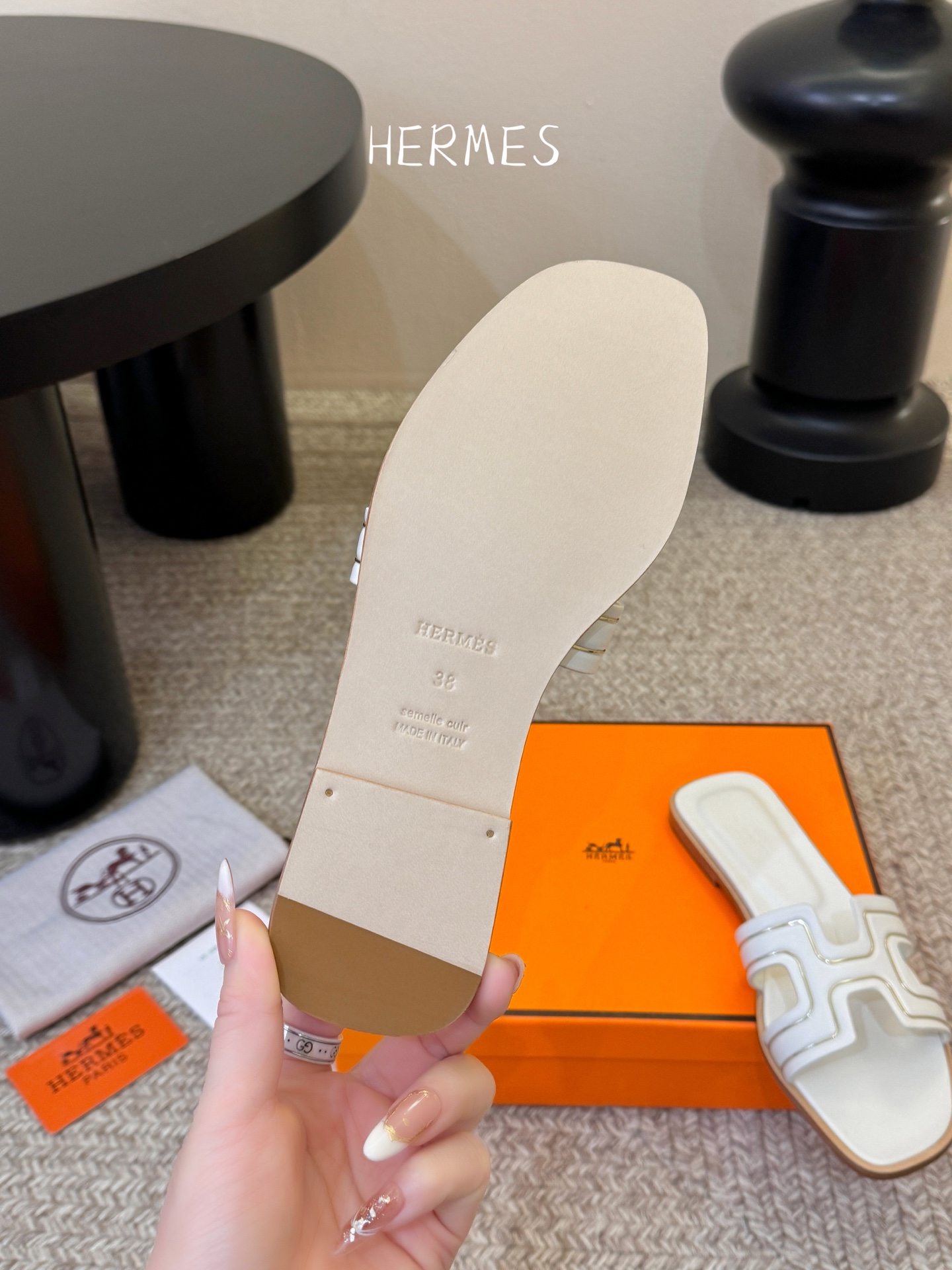 ❥SNGG简介｜简约H拖H拖在人潮中脱颖而出，是一件很好搭配的时髦单品，黑色的沉稳气质轻松百搭，加上经典