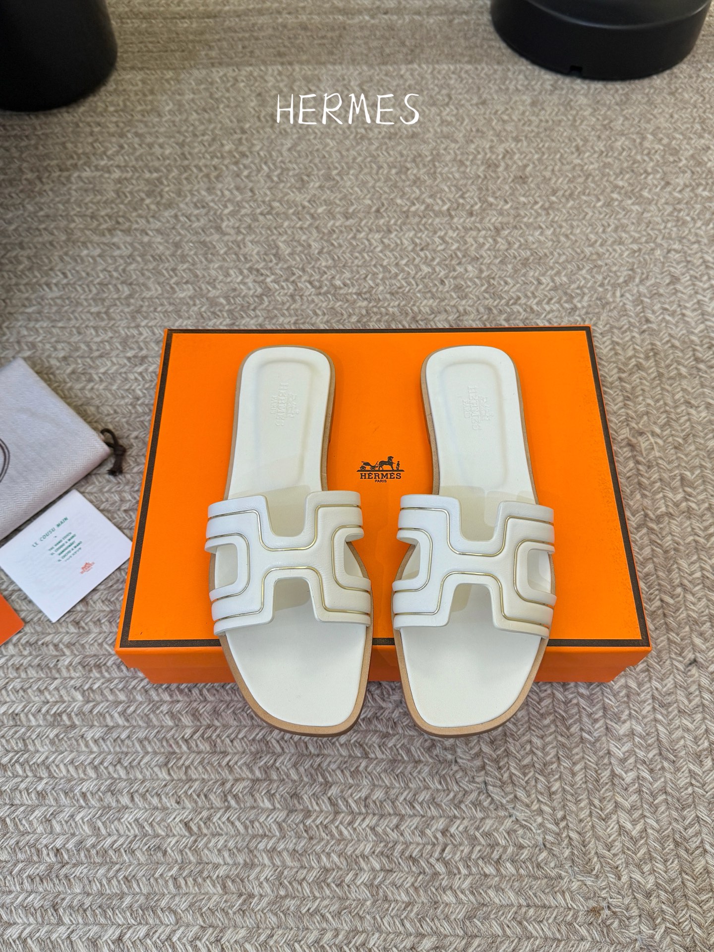 ❥SNGG简介｜简约H拖H拖在人潮中脱颖而出，是一件很好搭配的时髦单品，黑色的沉稳气质轻松百搭，加上经典