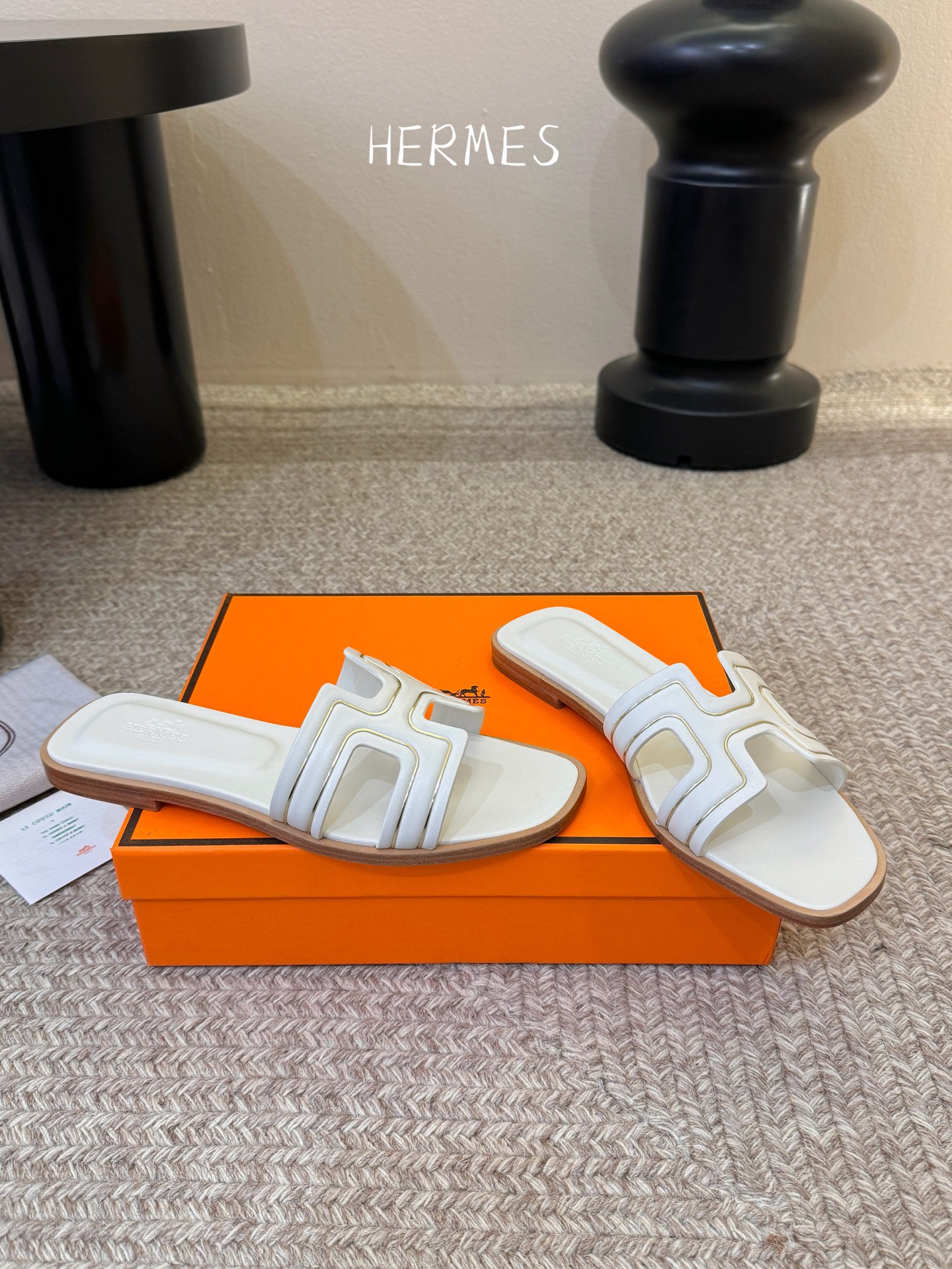 ❥SNGG简介｜简约H拖H拖在人潮中脱颖而出，是一件很好搭配的时髦单品，黑色的沉稳气质轻松百搭，加上经典