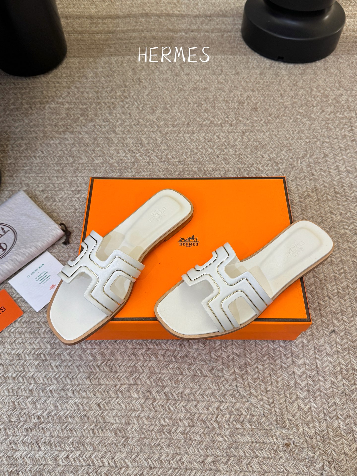 ❥SNGG简介｜简约H拖H拖在人潮中脱颖而出，是一件很好搭配的时髦单品，黑色的沉稳气质轻松百搭，加上经典