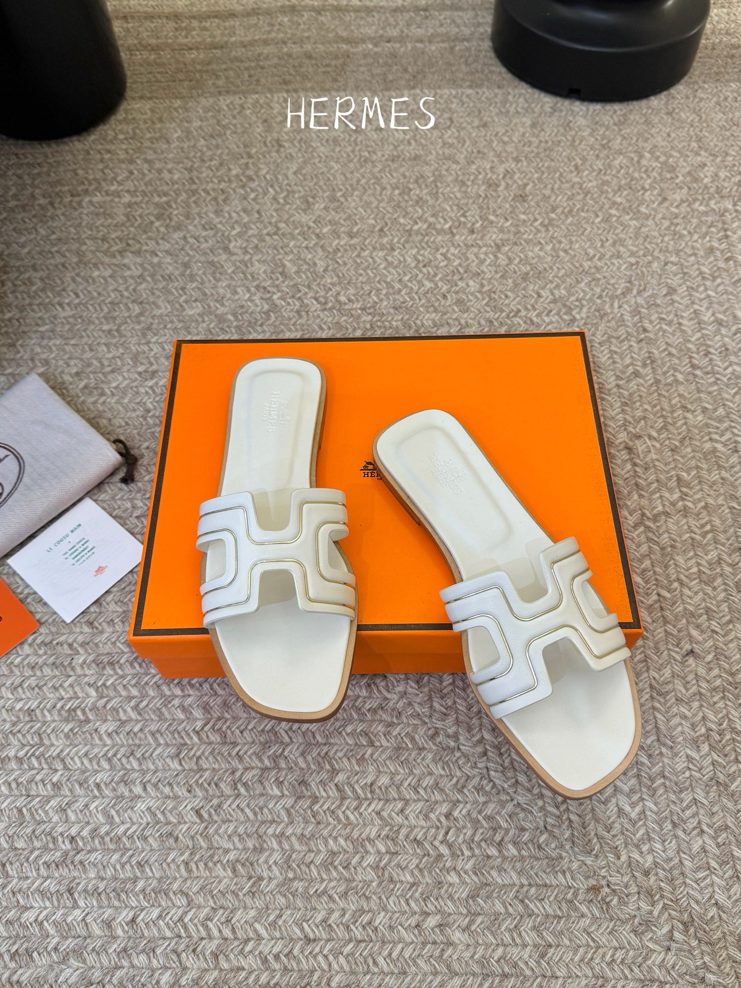 ❥SNGG简介｜简约H拖H拖在人潮中脱颖而出，是一件很好搭配的时髦单品，黑色的沉稳气质轻松百搭，加上经典