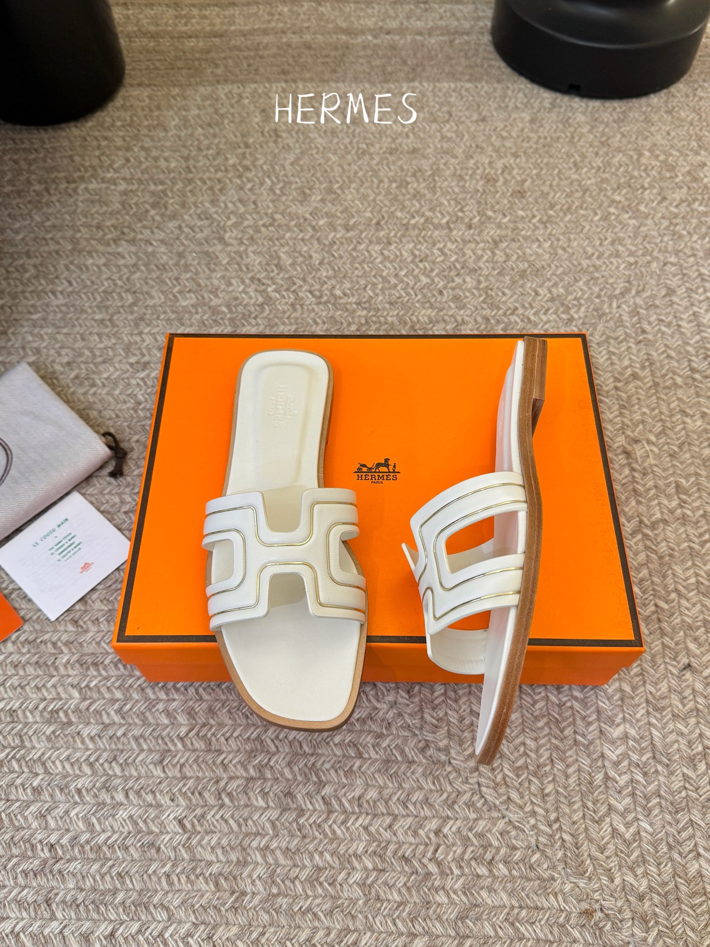 ❥SNGG简介｜简约H拖H拖在人潮中脱颖而出，是一件很好搭配的时髦单品，黑色的沉稳气质轻松百搭，加上经典