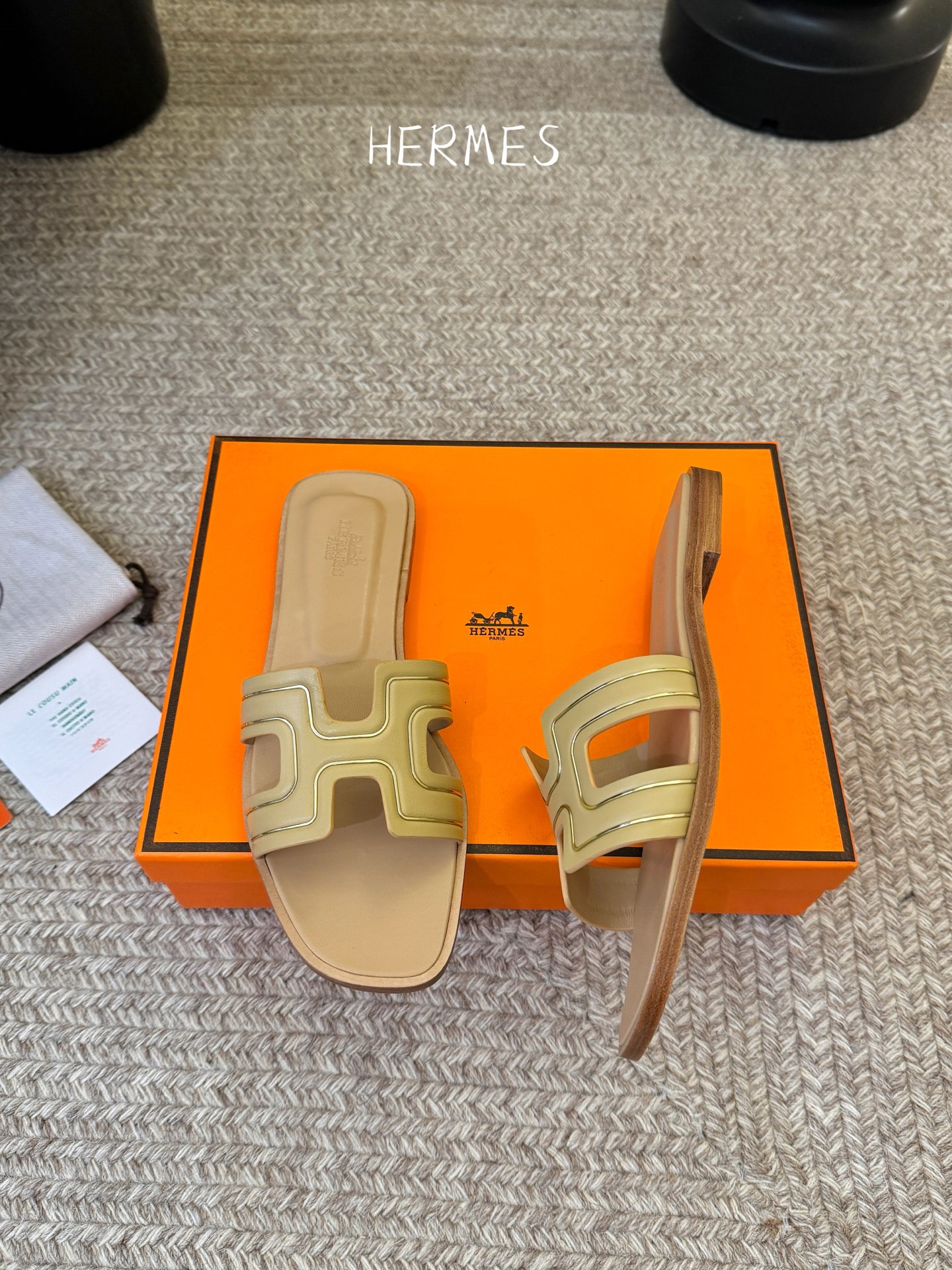 ❥SNGG简介｜简约H拖H拖在人潮中脱颖而出，是一件很好搭配的时髦单品，黑色的沉稳气质轻松百搭，加上经典