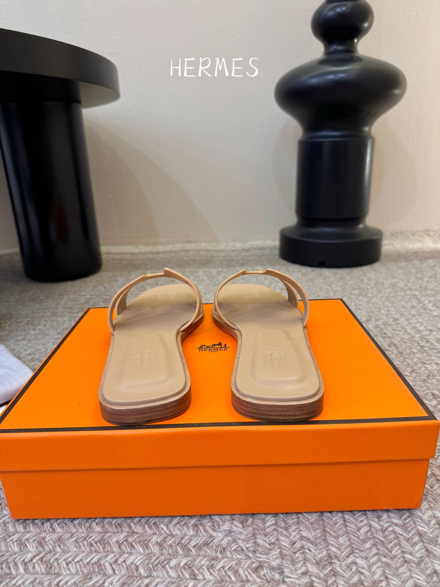 ❥SNGG简介｜简约H拖H拖在人潮中脱颖而出，是一件很好搭配的时髦单品，黑色的沉稳气质轻松百搭，加上经典