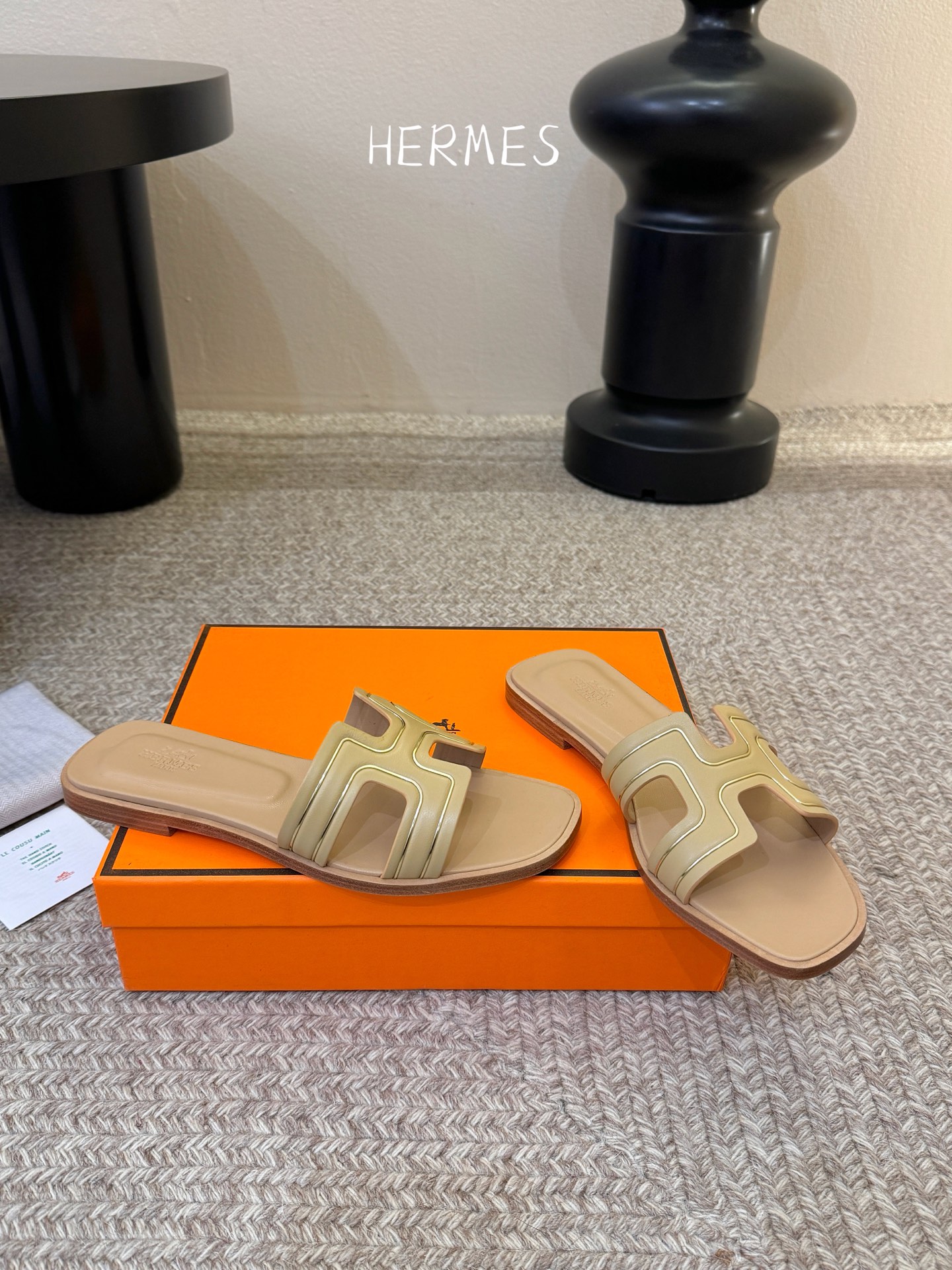 ❥SNGG简介｜简约H拖H拖在人潮中脱颖而出，是一件很好搭配的时髦单品，黑色的沉稳气质轻松百搭，加上经典