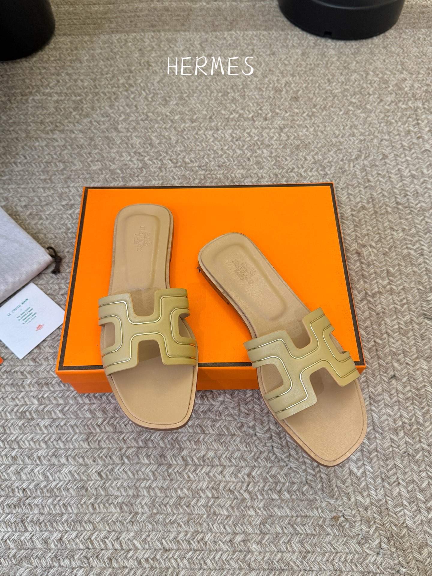 ❥SNGG简介｜简约H拖H拖在人潮中脱颖而出，是一件很好搭配的时髦单品，黑色的沉稳气质轻松百搭，加上经典