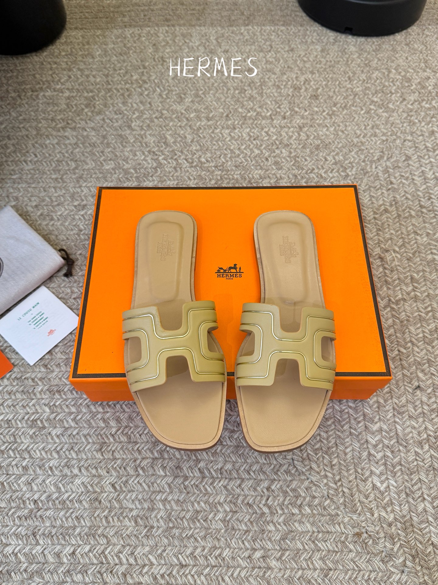 ❥SNGG简介｜简约H拖H拖在人潮中脱颖而出，是一件很好搭配的时髦单品，黑色的沉稳气质轻松百搭，加上经典