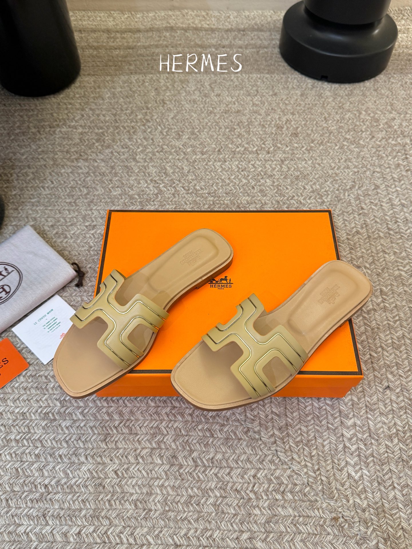 ❥SNGG简介｜简约H拖H拖在人潮中脱颖而出，是一件很好搭配的时髦单品，黑色的沉稳气质轻松百搭，加上经典