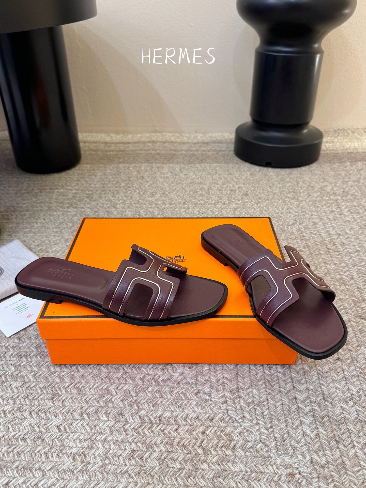 ❥SNGG简介｜简约H拖H拖在人潮中脱颖而出，是一件很好搭配的时髦单品，黑色的沉稳气质轻松百搭，加上经典