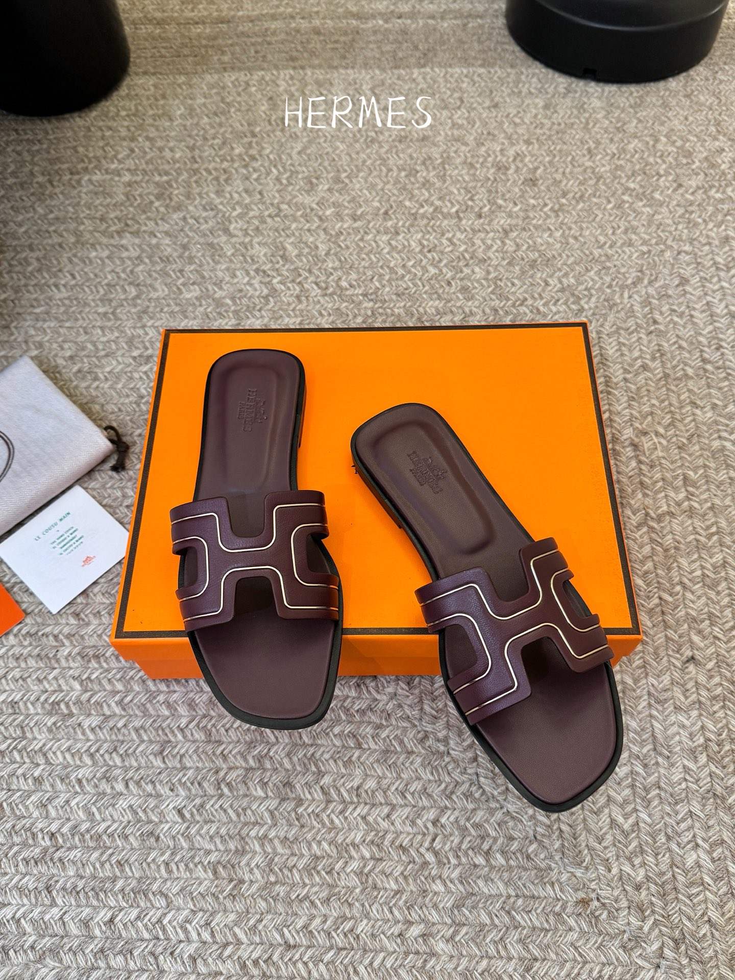 ❥SNGG简介｜简约H拖H拖在人潮中脱颖而出，是一件很好搭配的时髦单品，黑色的沉稳气质轻松百搭，加上经典