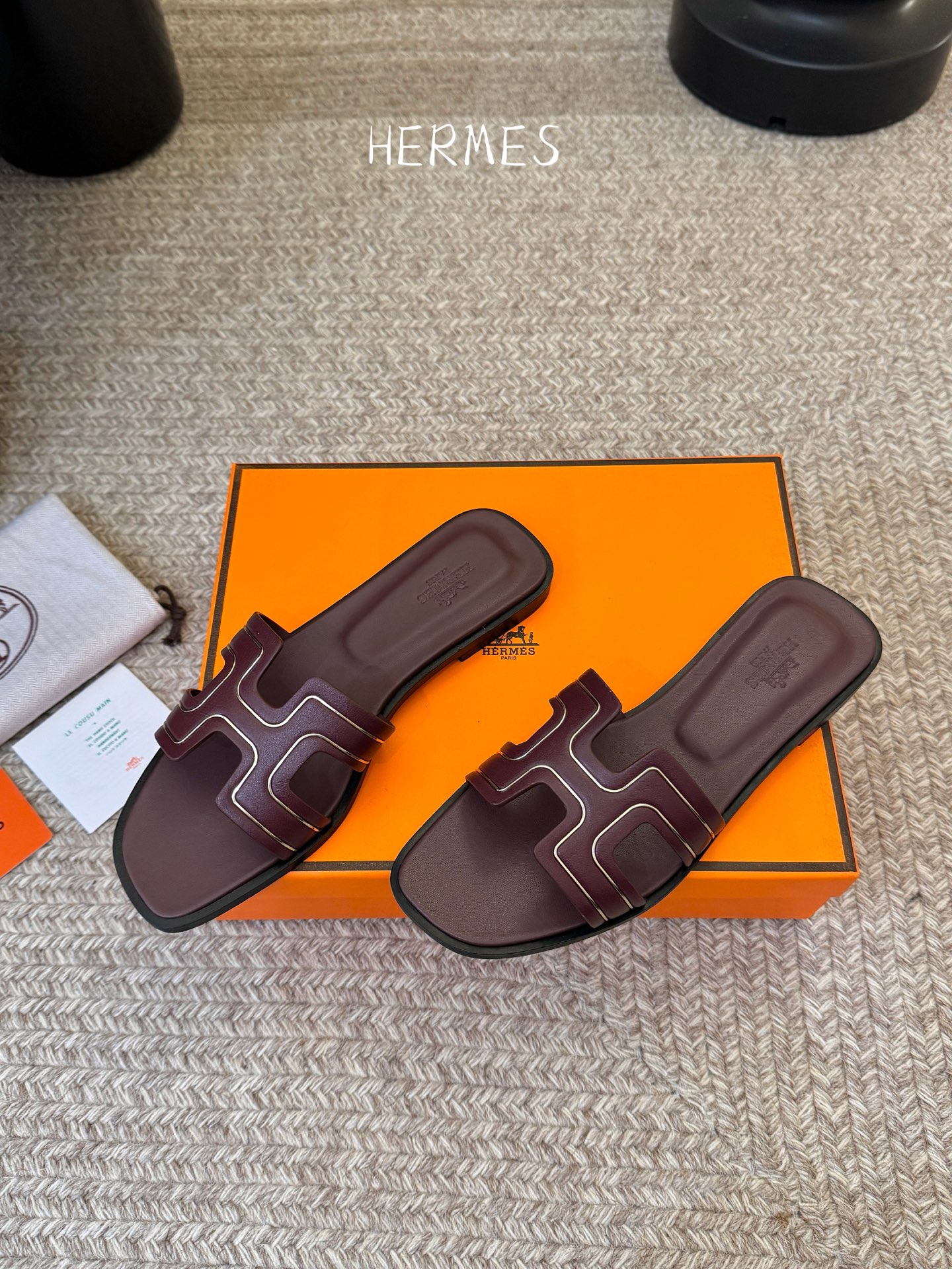 ❥SNGG简介｜简约H拖H拖在人潮中脱颖而出，是一件很好搭配的时髦单品，黑色的沉稳气质轻松百搭，加上经典