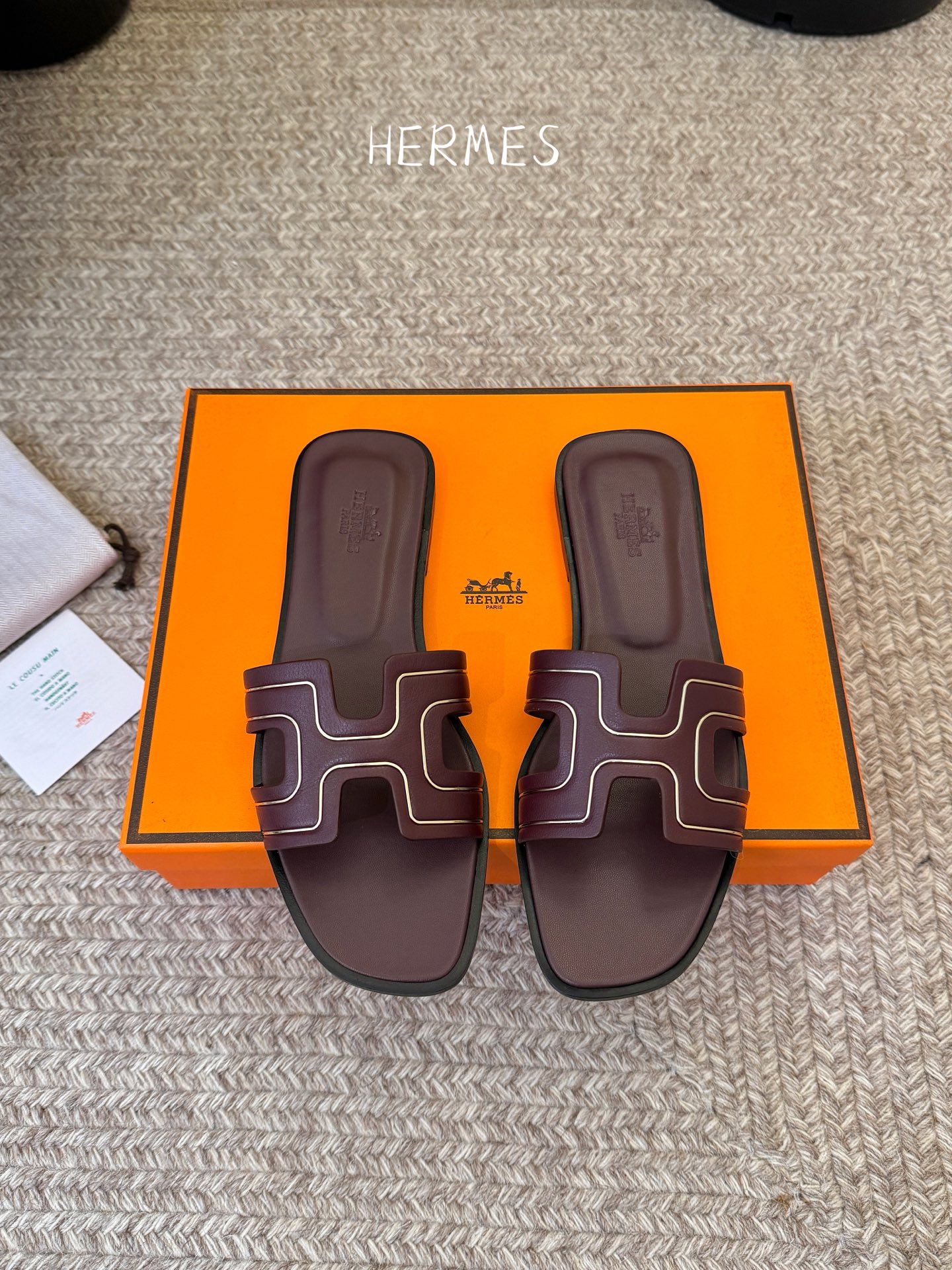 ❥SNGG简介｜简约H拖H拖在人潮中脱颖而出，是一件很好搭配的时髦单品，黑色的沉稳气质轻松百搭，加上经典