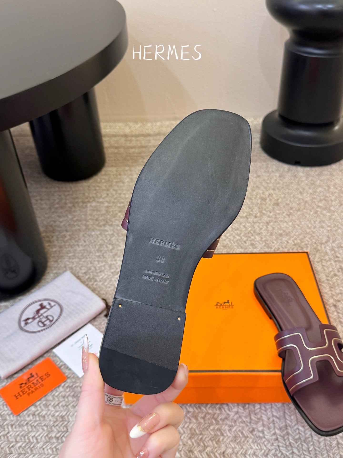 ❥SNGG简介｜简约H拖H拖在人潮中脱颖而出，是一件很好搭配的时髦单品，黑色的沉稳气质轻松百搭，加上经典