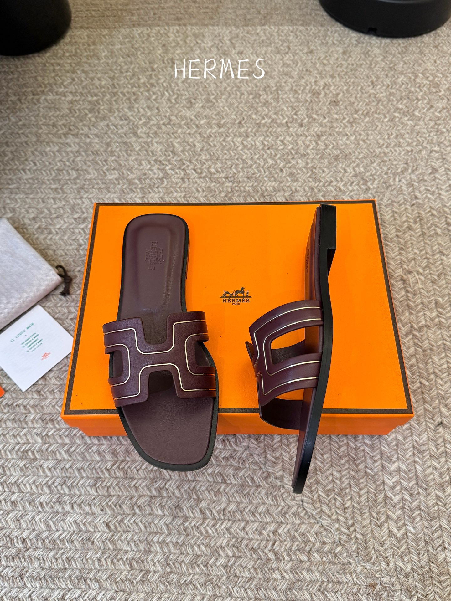 ❥SNGG简介｜简约H拖H拖在人潮中脱颖而出，是一件很好搭配的时髦单品，黑色的沉稳气质轻松百搭，加上经典