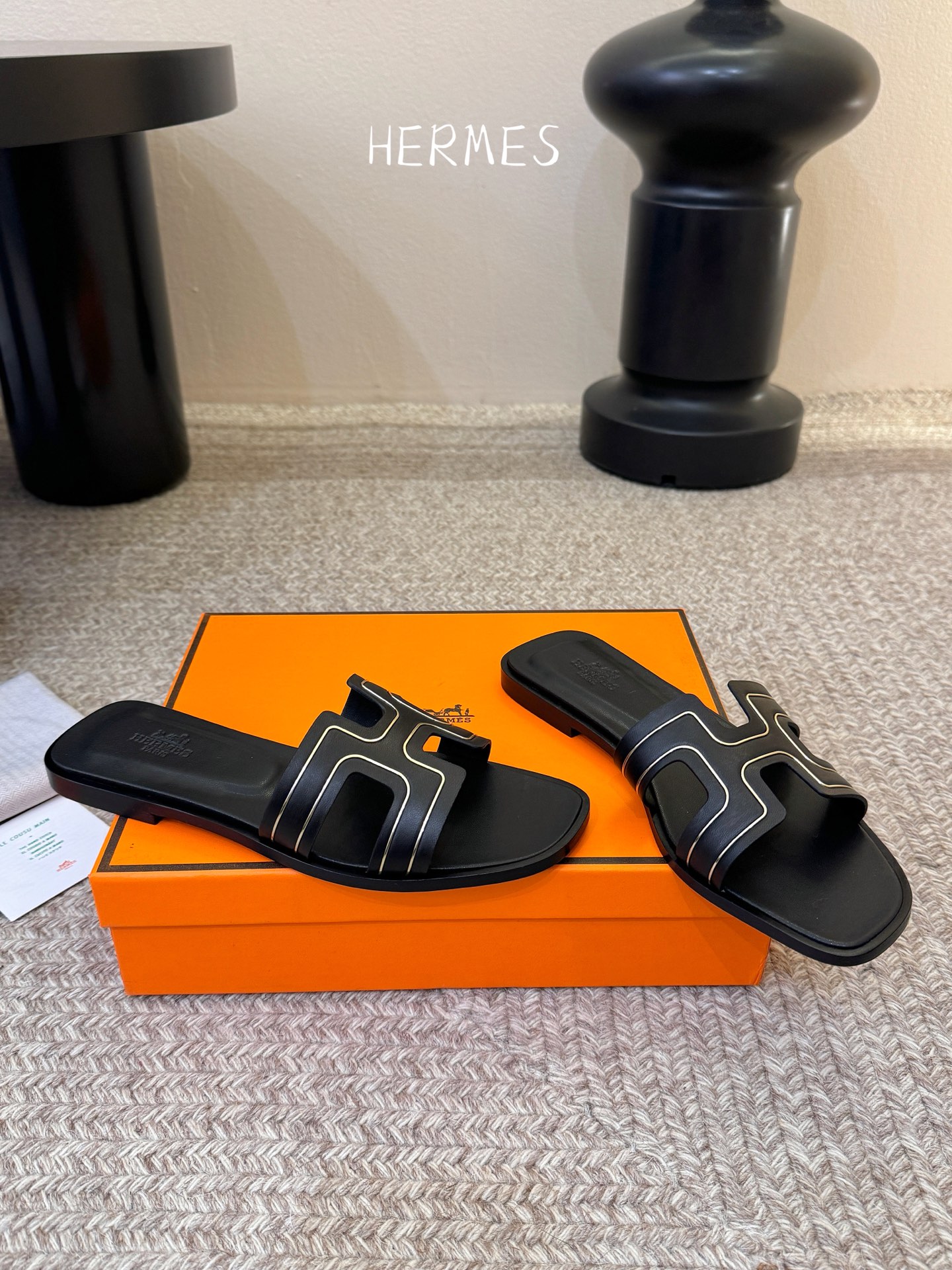 ❥SNGG简介｜简约H拖H拖在人潮中脱颖而出，是一件很好搭配的时髦单品，黑色的沉稳气质轻松百搭，加上经典