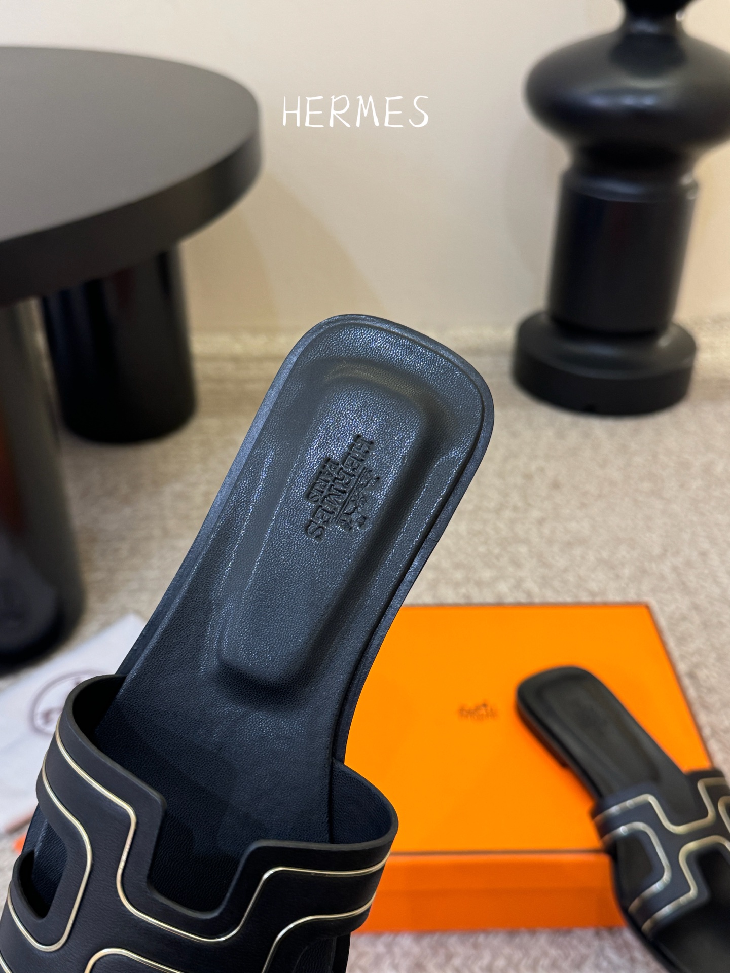 ❥SNGG简介｜简约H拖H拖在人潮中脱颖而出，是一件很好搭配的时髦单品，黑色的沉稳气质轻松百搭，加上经典