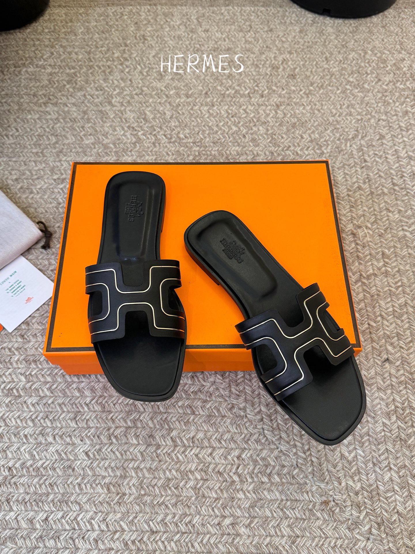 ❥SNGG简介｜简约H拖H拖在人潮中脱颖而出，是一件很好搭配的时髦单品，黑色的沉稳气质轻松百搭，加上经典