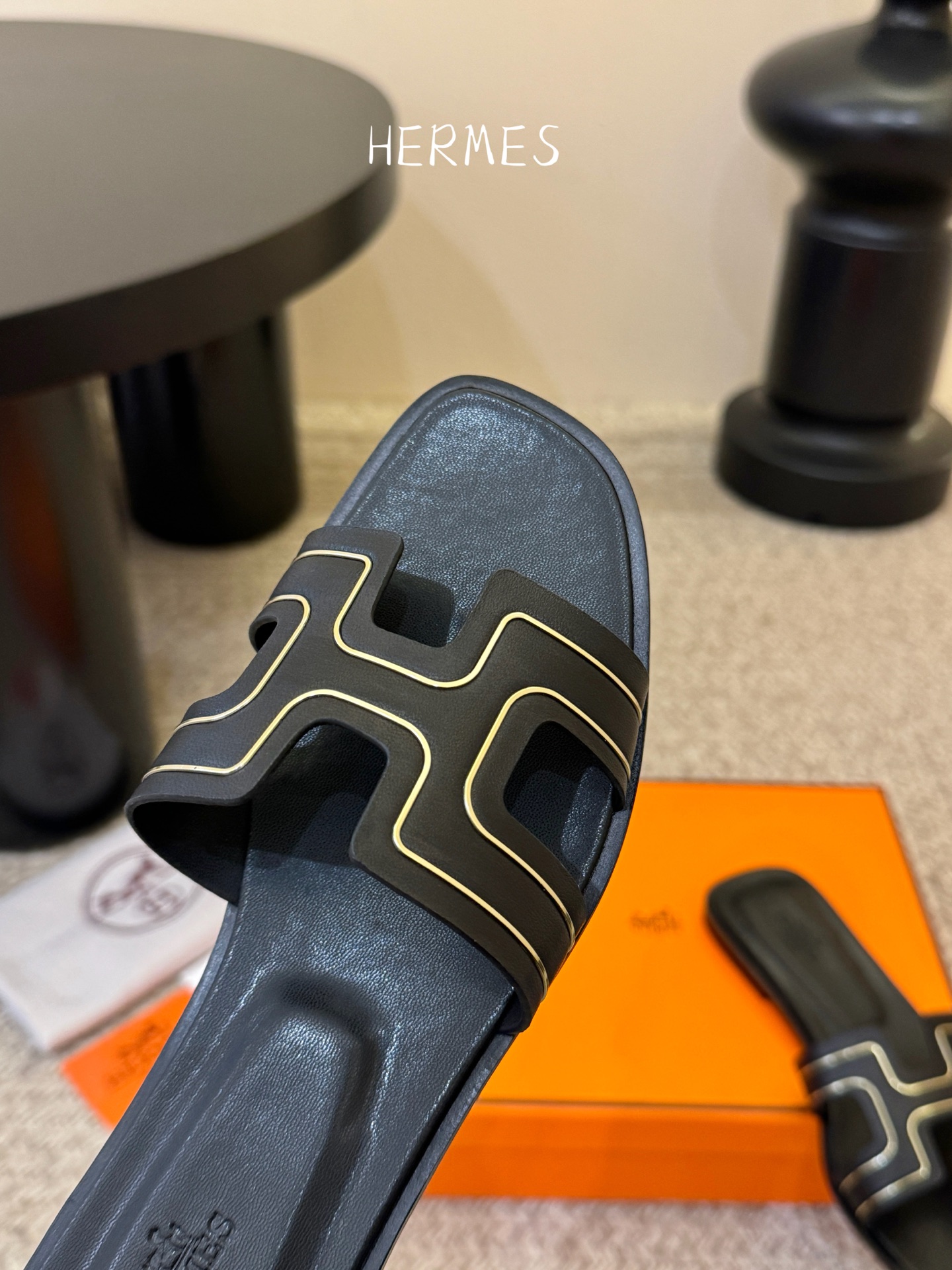 ❥SNGG简介｜简约H拖H拖在人潮中脱颖而出，是一件很好搭配的时髦单品，黑色的沉稳气质轻松百搭，加上经典