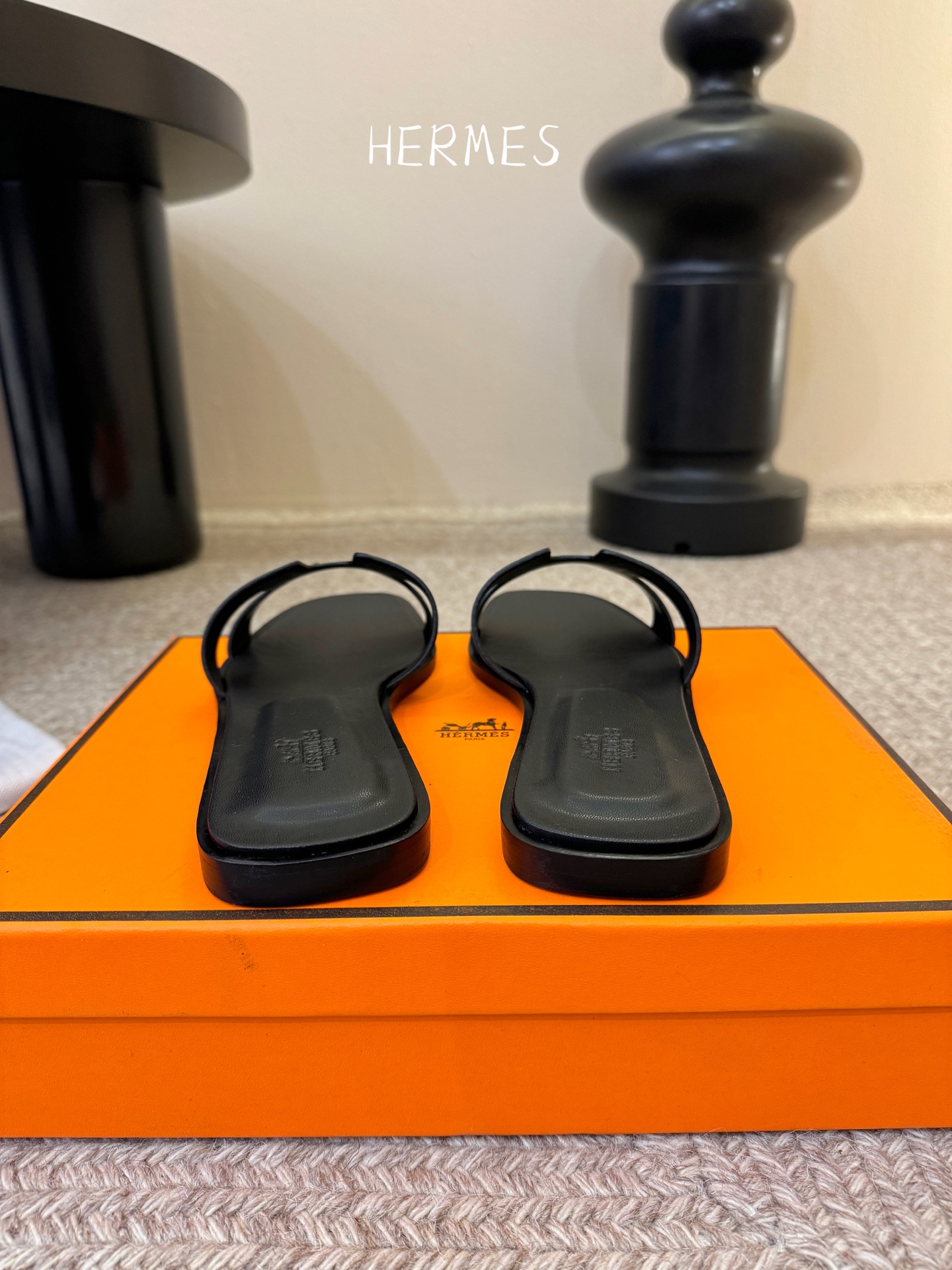 ❥SNGG简介｜简约H拖H拖在人潮中脱颖而出，是一件很好搭配的时髦单品，黑色的沉稳气质轻松百搭，加上经典