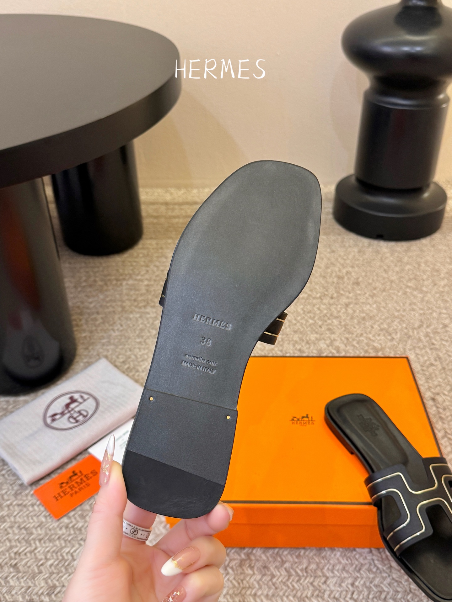 ❥SNGG简介｜简约H拖H拖在人潮中脱颖而出，是一件很好搭配的时髦单品，黑色的沉稳气质轻松百搭，加上经典