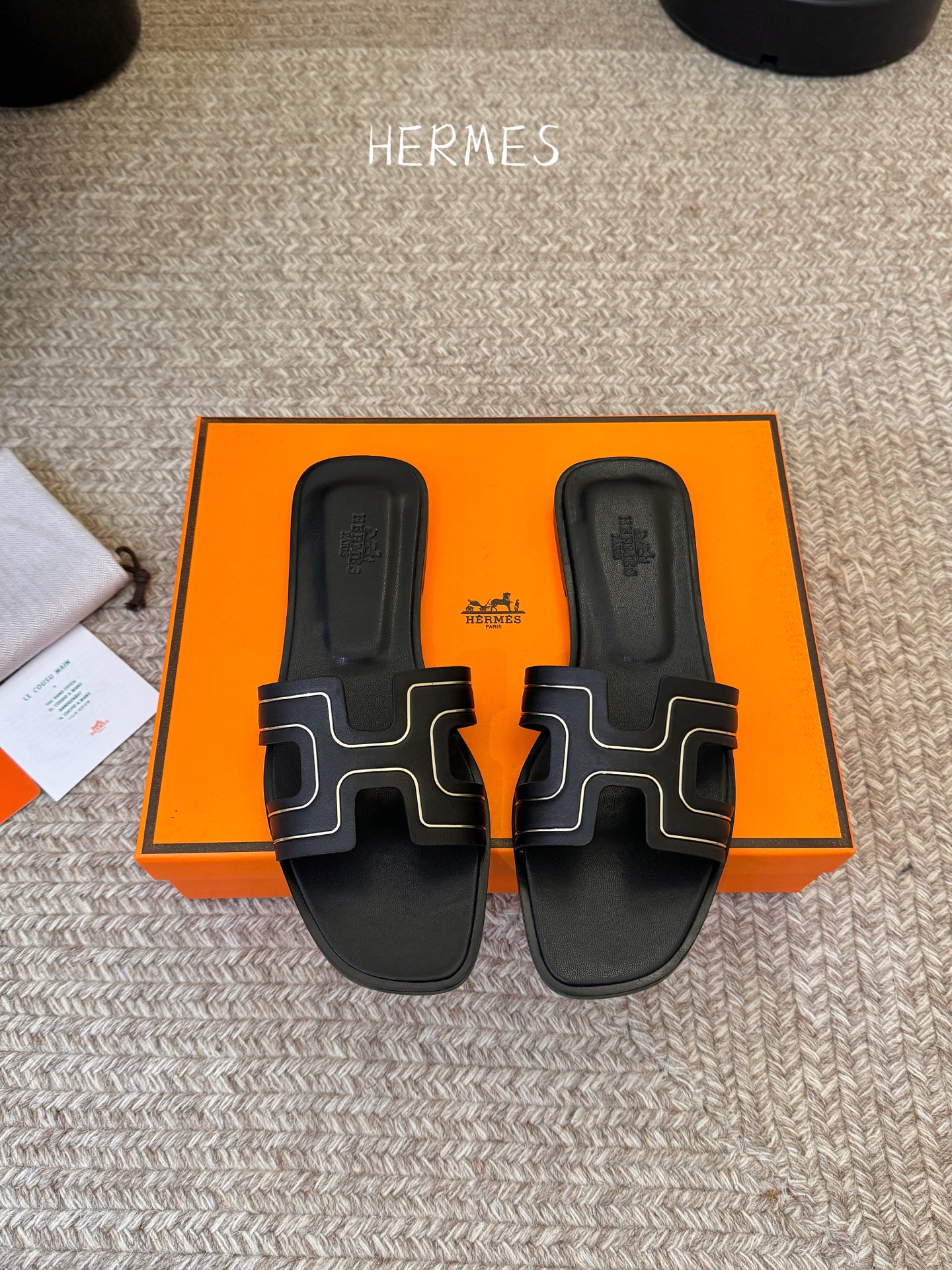 NO:747998,Introduction to SNGG｜Simple H-slippers H-slippers stand out in the crowd. They are a fashionable item that is easy to match. The calm temperament of black is easy and versatile, and with the classic H style, you can finally run faster than people wearing slippers. The leather is very soft, and the soles are also original customized, adding a bit of urban and unrestrained feeling to the hot summer. - MATERIAL Material - Upper Original customized sheepskin outsole Genuine leather outsole Heel high Flat size  #35～39 (4041 customized, non-refundable), slippers, slippers, sheepskin, Leather soles19860909SNGG简介｜简约H拖 H拖在人潮中脱颖而出,是一件很好搭配的时髦单品,黑色的沉稳气质轻松百搭,加上经典的H样式,这回终于可以跑的比穿拖鞋的人快了,皮质很软,鞋底也是原版定制,给燥热的夏季增添了些许都市感和无拘无束的感觉. - MATERIAL 材质 - 鞋面 原版定制羊皮 大底 真皮大底 跟高 平底 size #35～39（4041定制不退换）,拖鞋,slippers,sheepskin,Leather soles,Women's Shoes