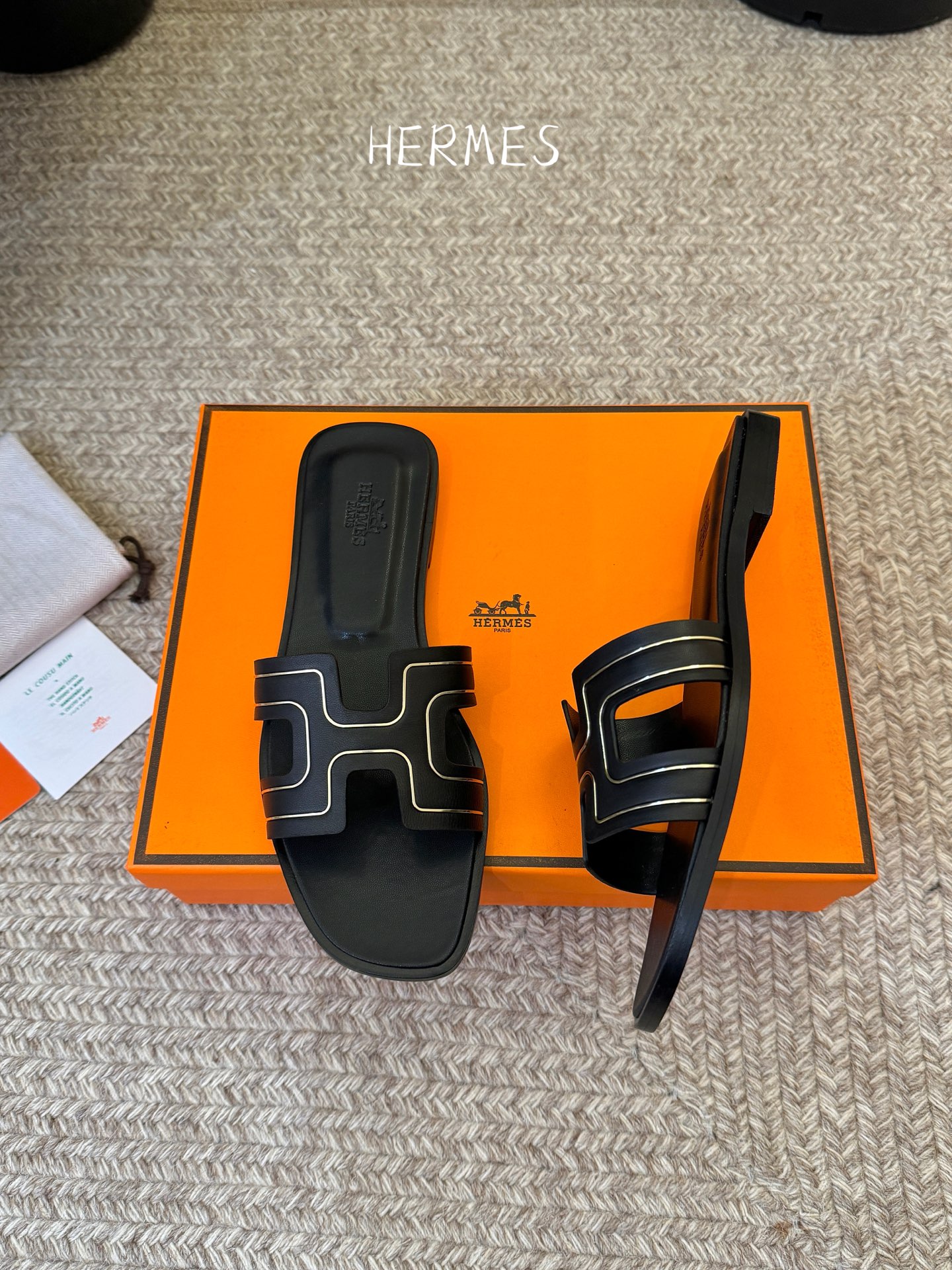 ❥SNGG简介｜简约H拖H拖在人潮中脱颖而出，是一件很好搭配的时髦单品，黑色的沉稳气质轻松百搭，加上经典