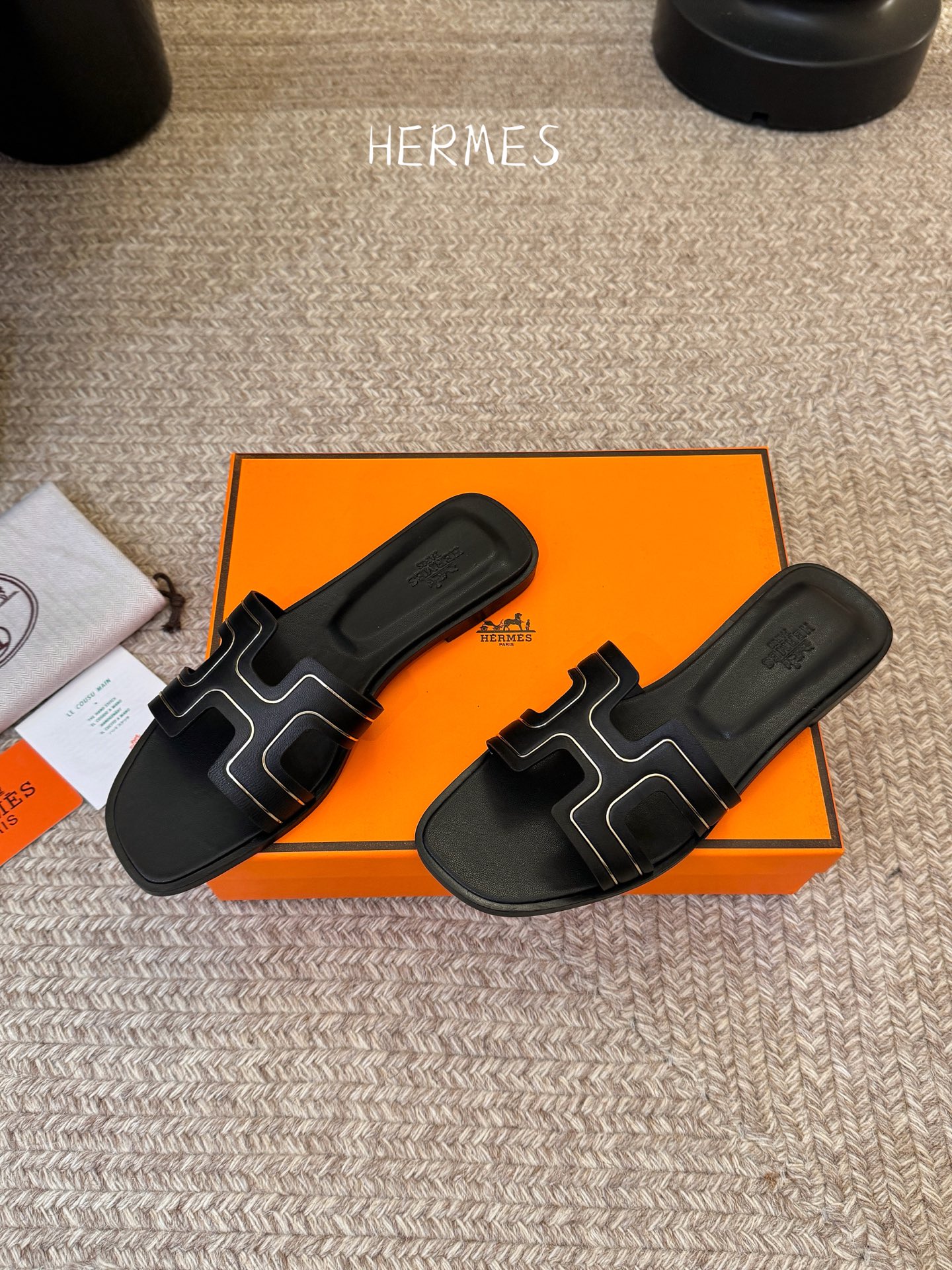 ❥SNGG简介｜简约H拖H拖在人潮中脱颖而出，是一件很好搭配的时髦单品，黑色的沉稳气质轻松百搭，加上经典