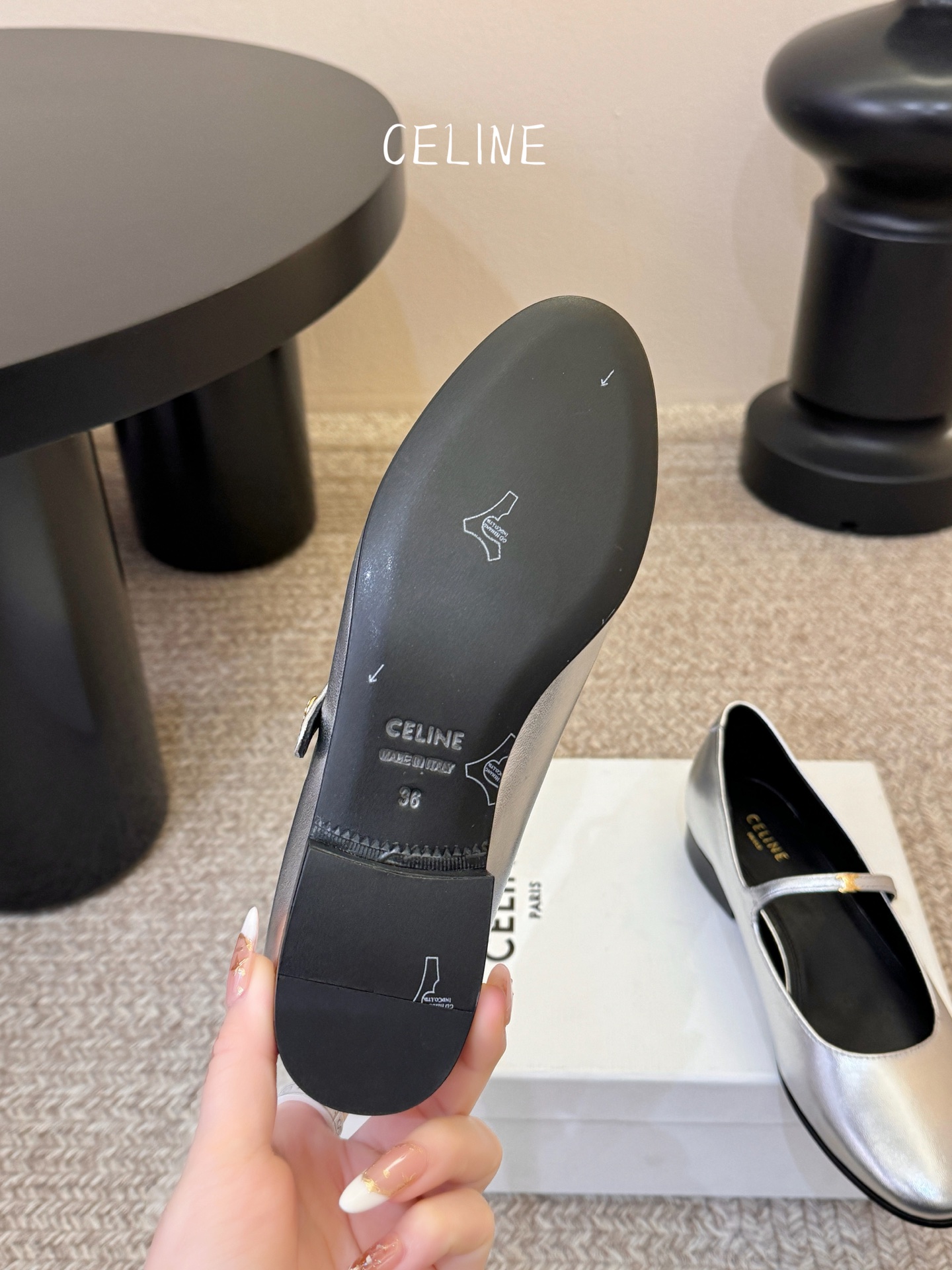 CELIN* 一双过分美丽的玛丽珍鞋穿脱很方便，柔软的漆皮面料加分时髦度，我要通过这款鞋消除漆皮在大家心