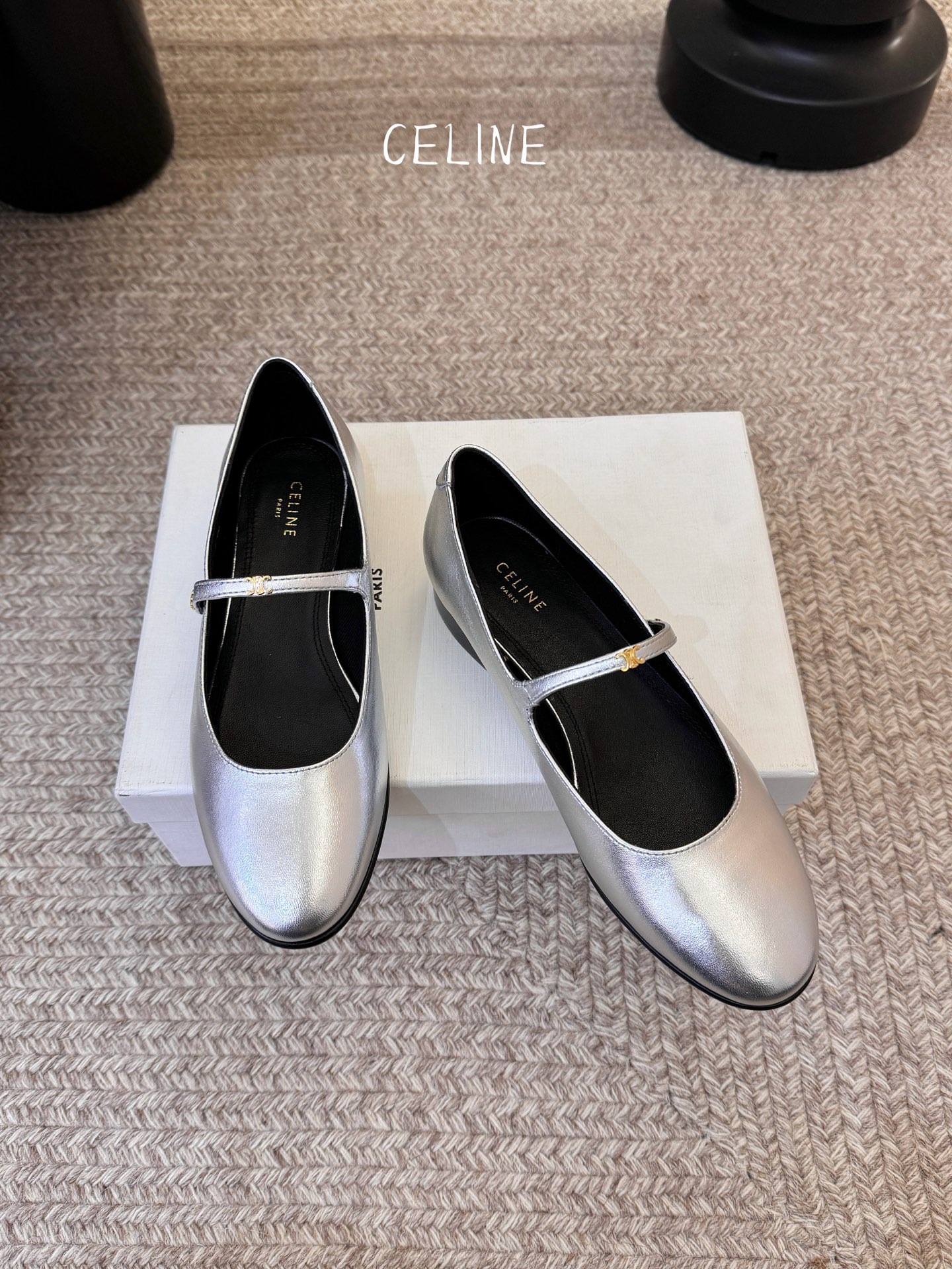 CELIN* 一双过分美丽的玛丽珍鞋穿脱很方便，柔软的漆皮面料加分时髦度，我要通过这款鞋消除漆皮在大家心