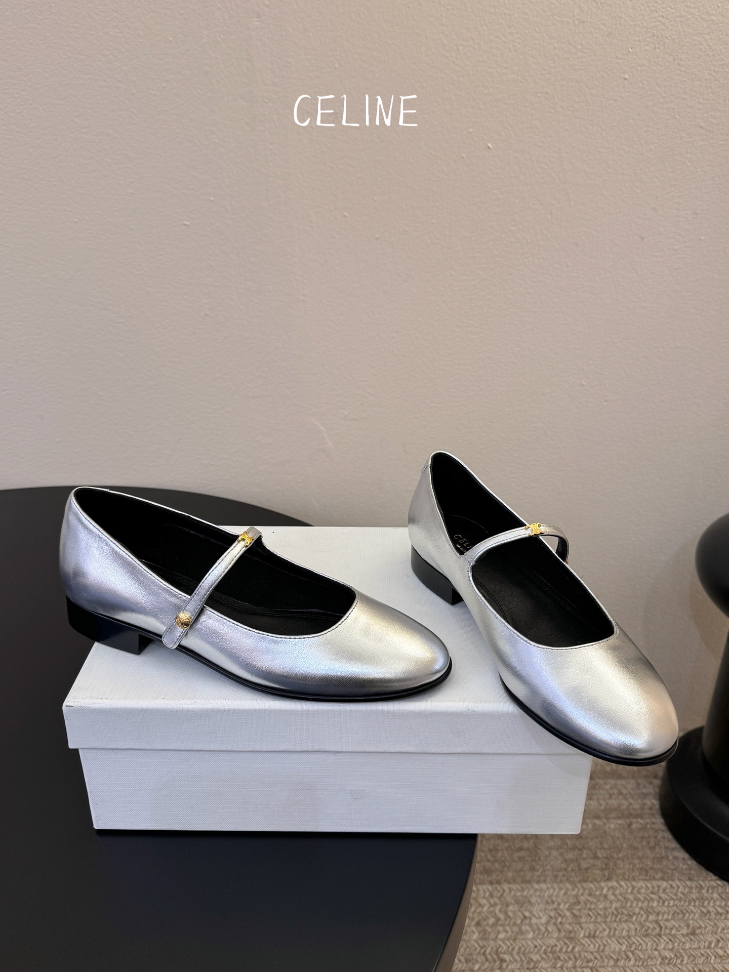 CELIN* 一双过分美丽的玛丽珍鞋穿脱很方便，柔软的漆皮面料加分时髦度，我要通过这款鞋消除漆皮在大家心