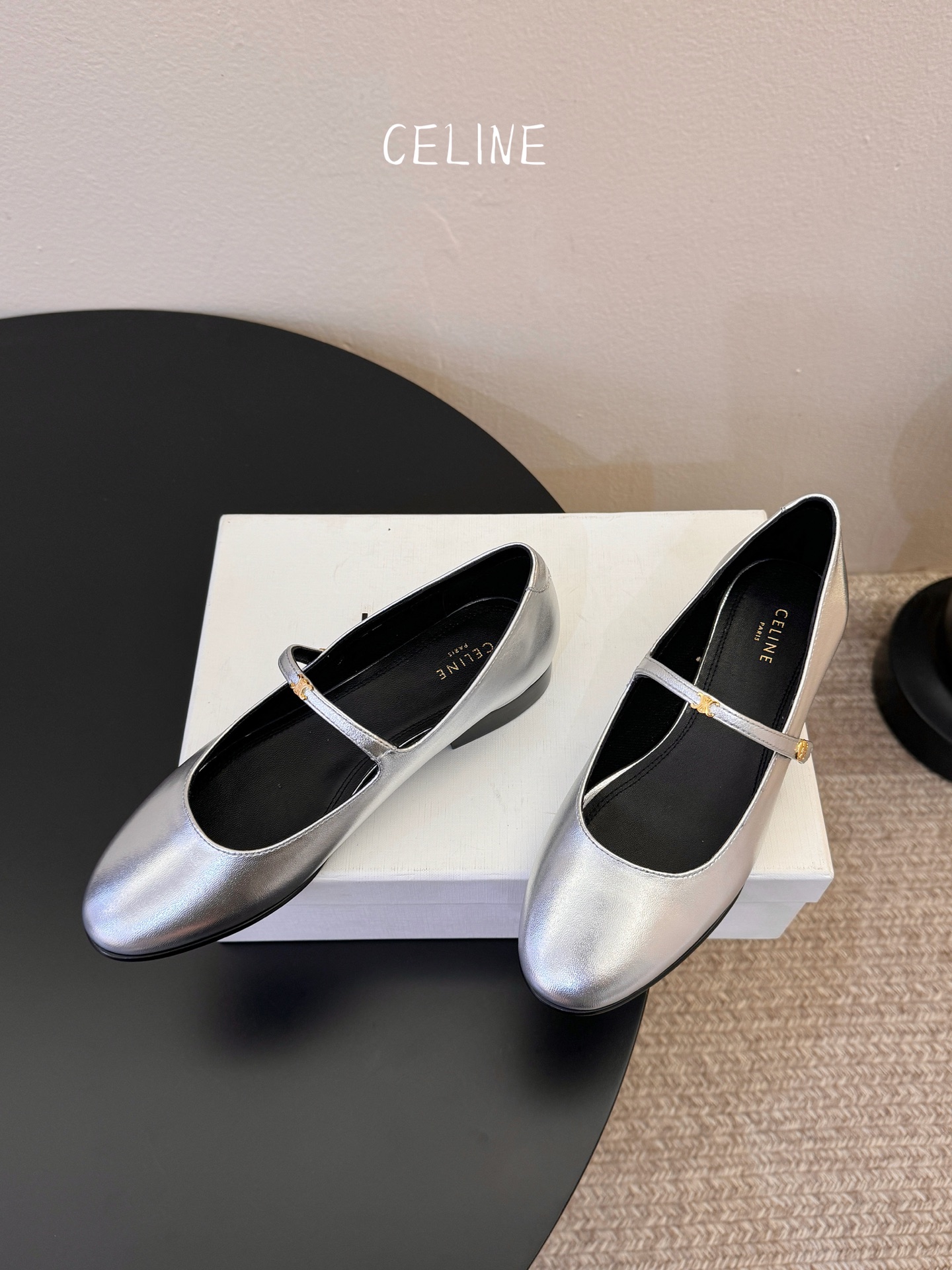 CELIN* 一双过分美丽的玛丽珍鞋穿脱很方便，柔软的漆皮面料加分时髦度，我要通过这款鞋消除漆皮在大家心