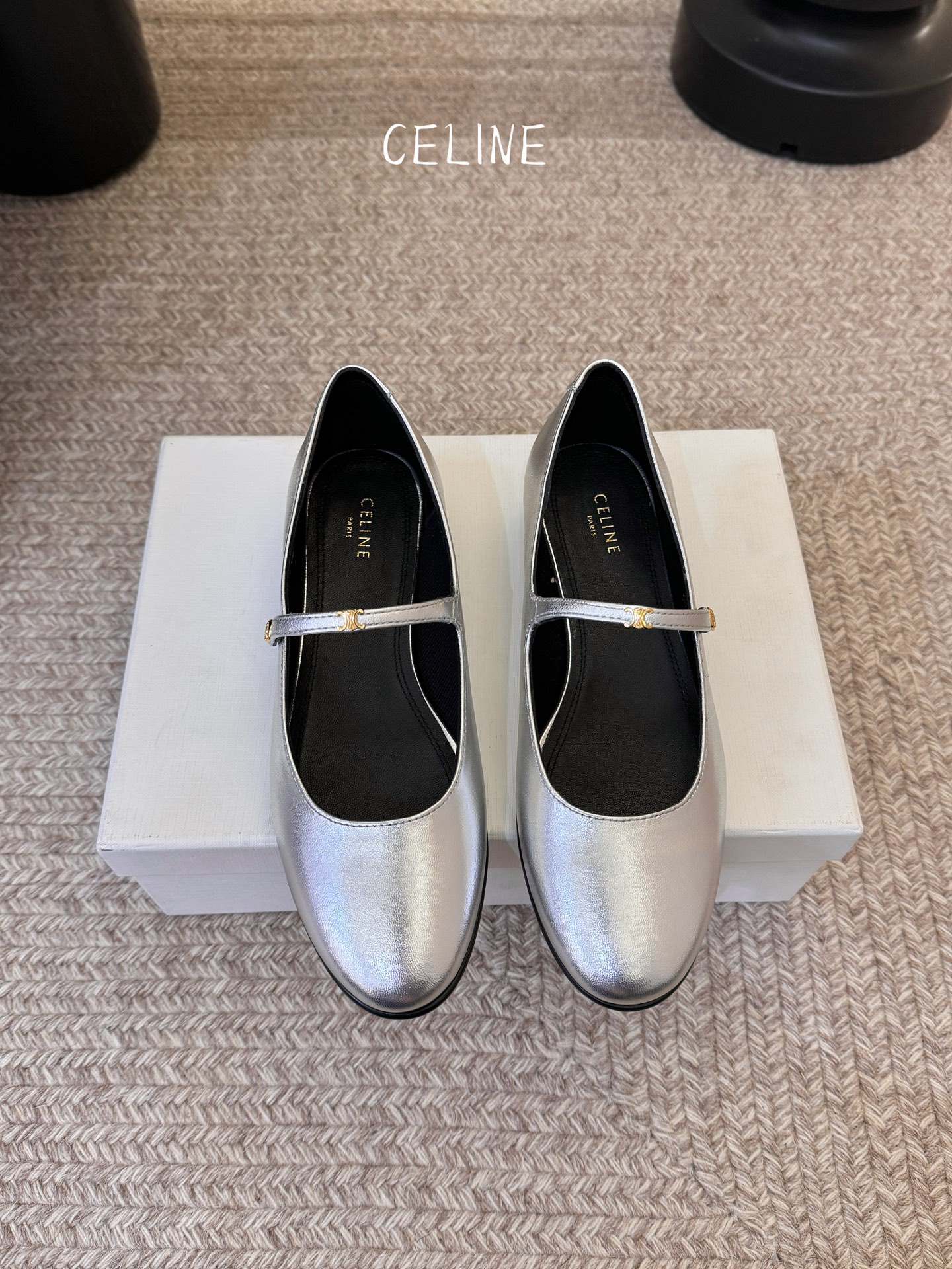 CELIN* 一双过分美丽的玛丽珍鞋穿脱很方便，柔软的漆皮面料加分时髦度，我要通过这款鞋消除漆皮在大家心