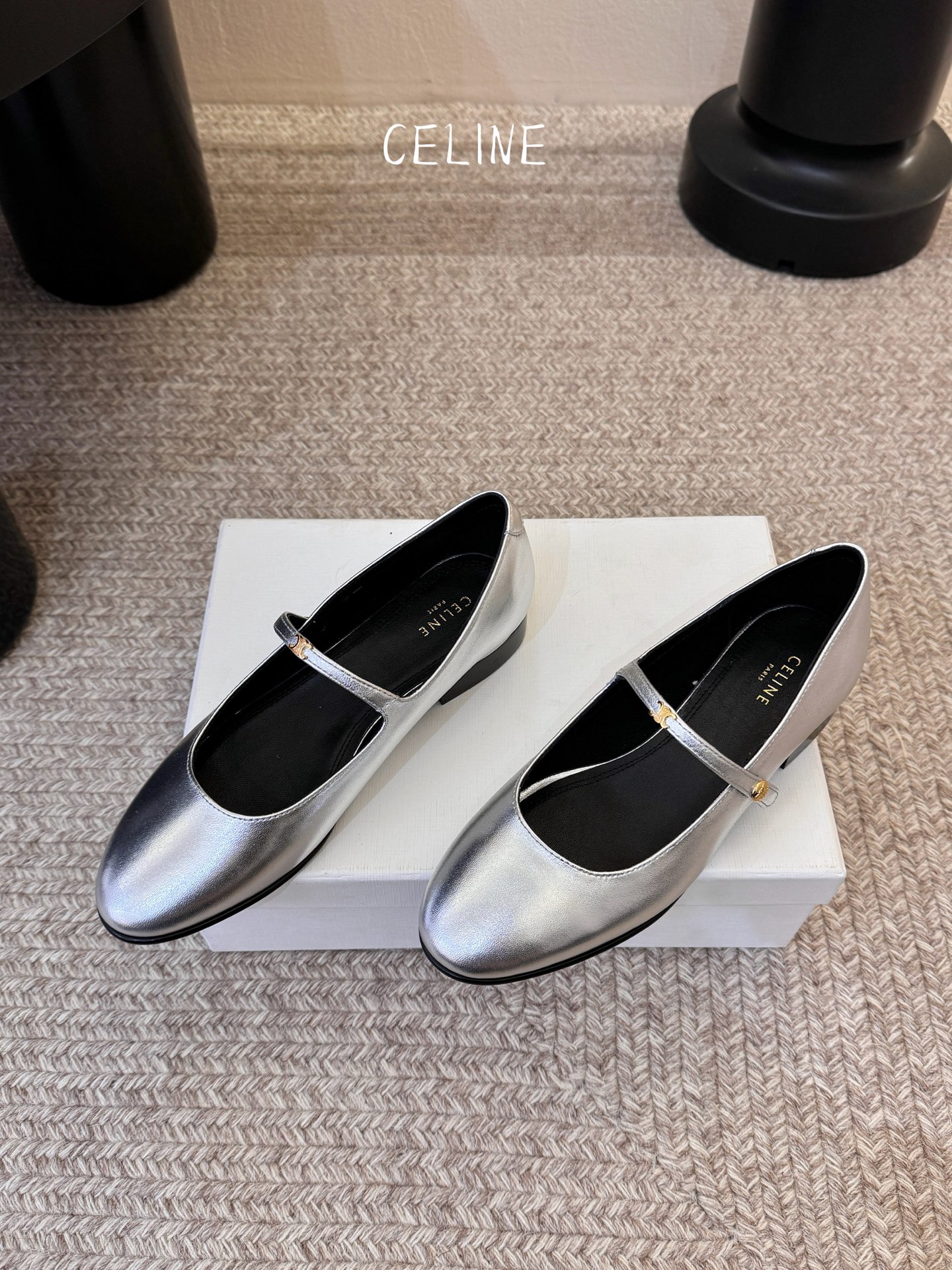 CELIN* 一双过分美丽的玛丽珍鞋穿脱很方便，柔软的漆皮面料加分时髦度，我要通过这款鞋消除漆皮在大家心