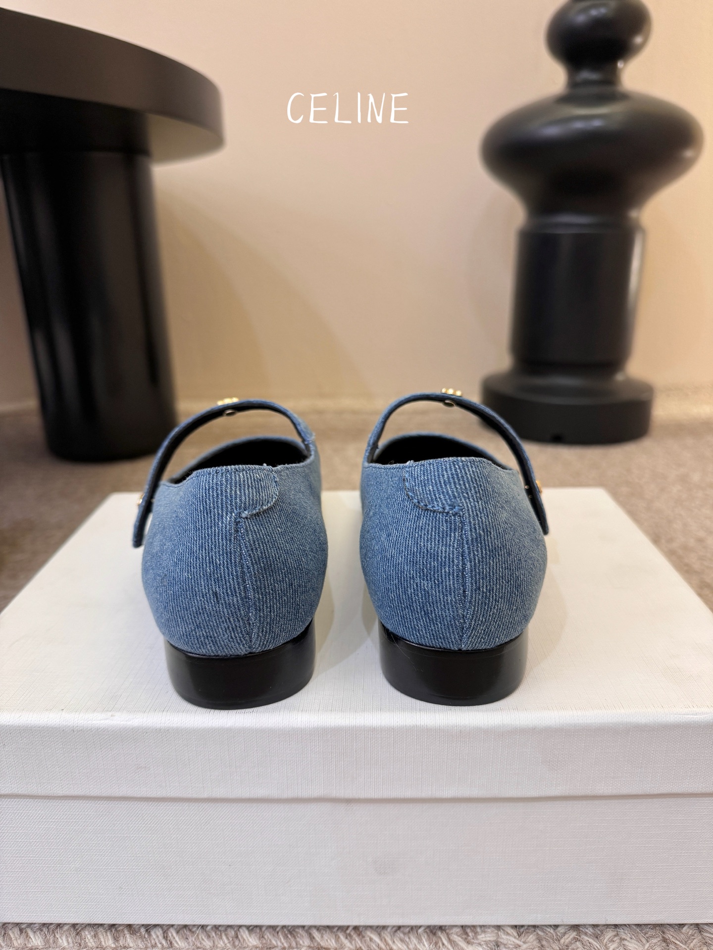 CELIN* 一双过分美丽的玛丽珍鞋穿脱很方便，柔软的漆皮面料加分时髦度，我要通过这款鞋消除漆皮在大家心