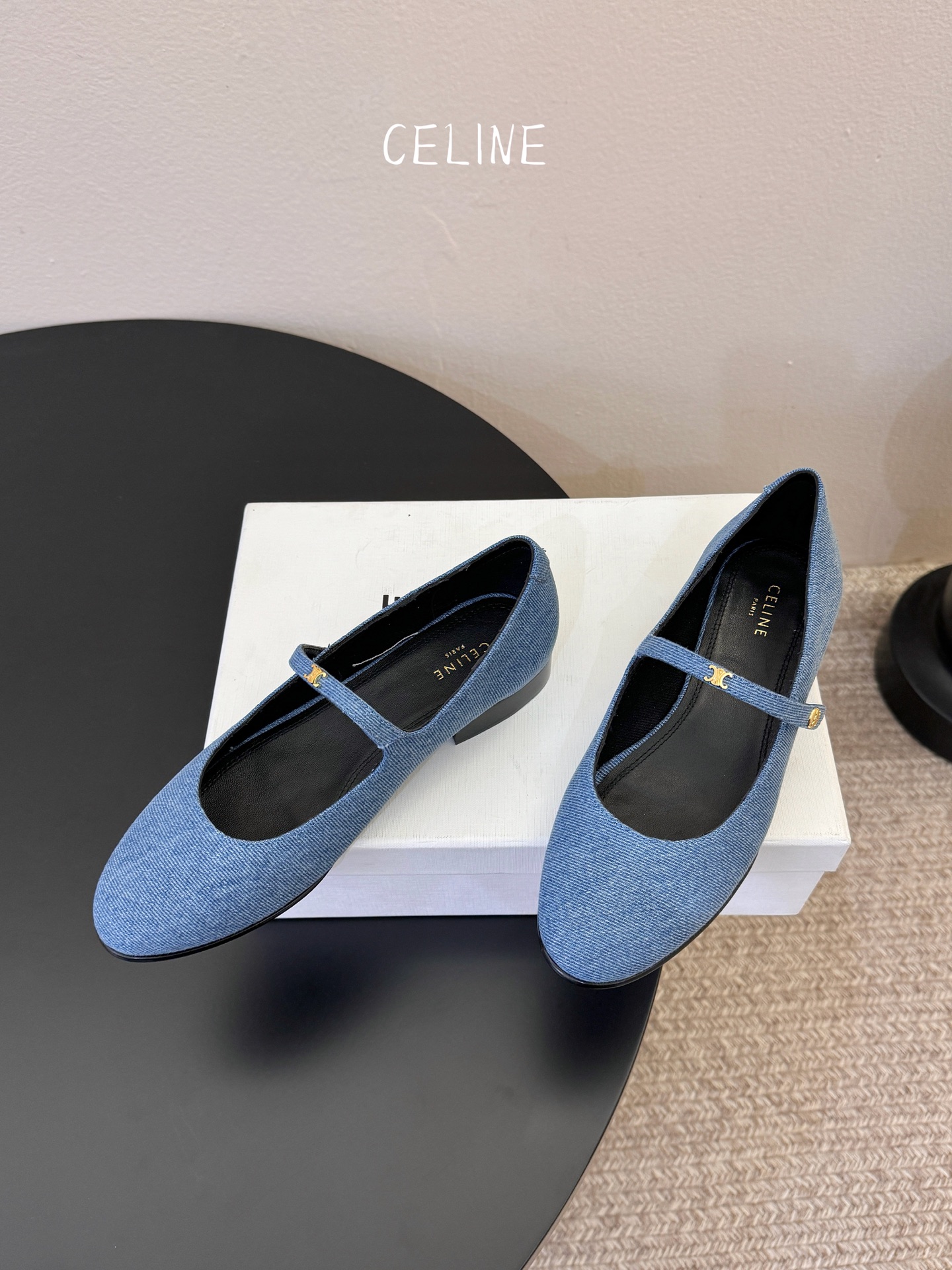 CELIN* 一双过分美丽的玛丽珍鞋穿脱很方便，柔软的漆皮面料加分时髦度，我要通过这款鞋消除漆皮在大家心