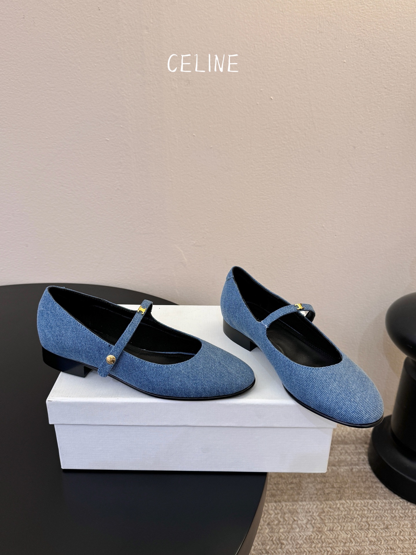 CELIN* 一双过分美丽的玛丽珍鞋穿脱很方便，柔软的漆皮面料加分时髦度，我要通过这款鞋消除漆皮在大家心